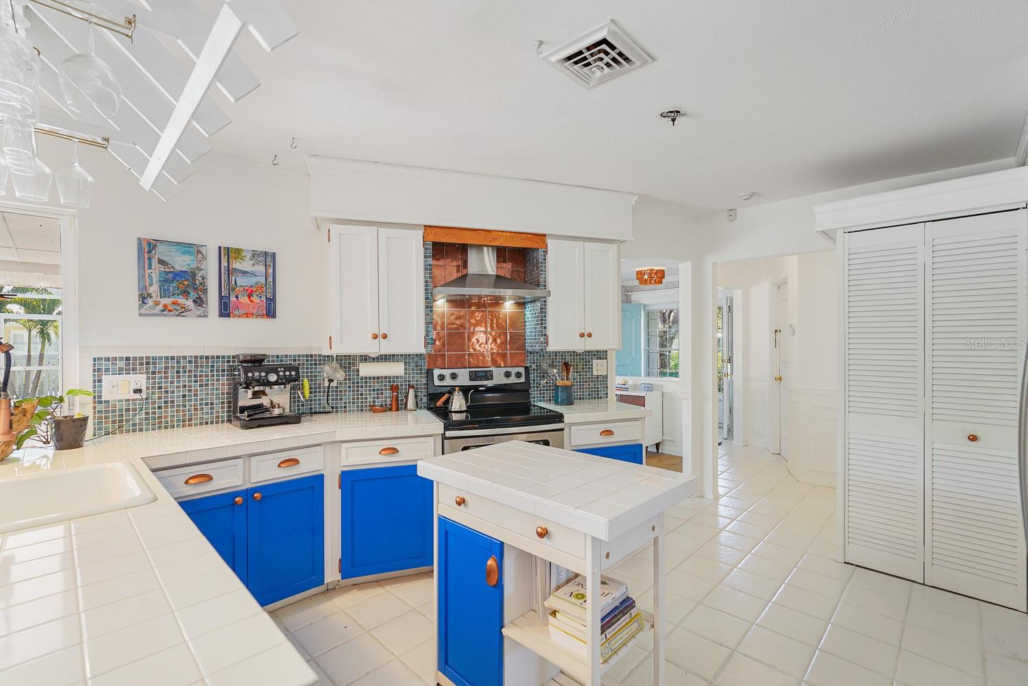 Image 16 of 37 For 216 Matisse Circle N