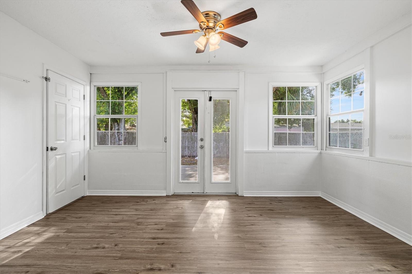 Listing photo id 8 for 5911 Olive Avenue