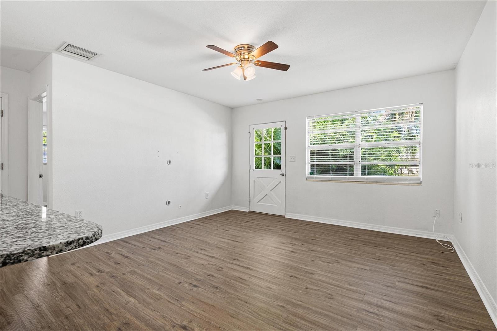 Listing photo id 10 for 5911 Olive Avenue