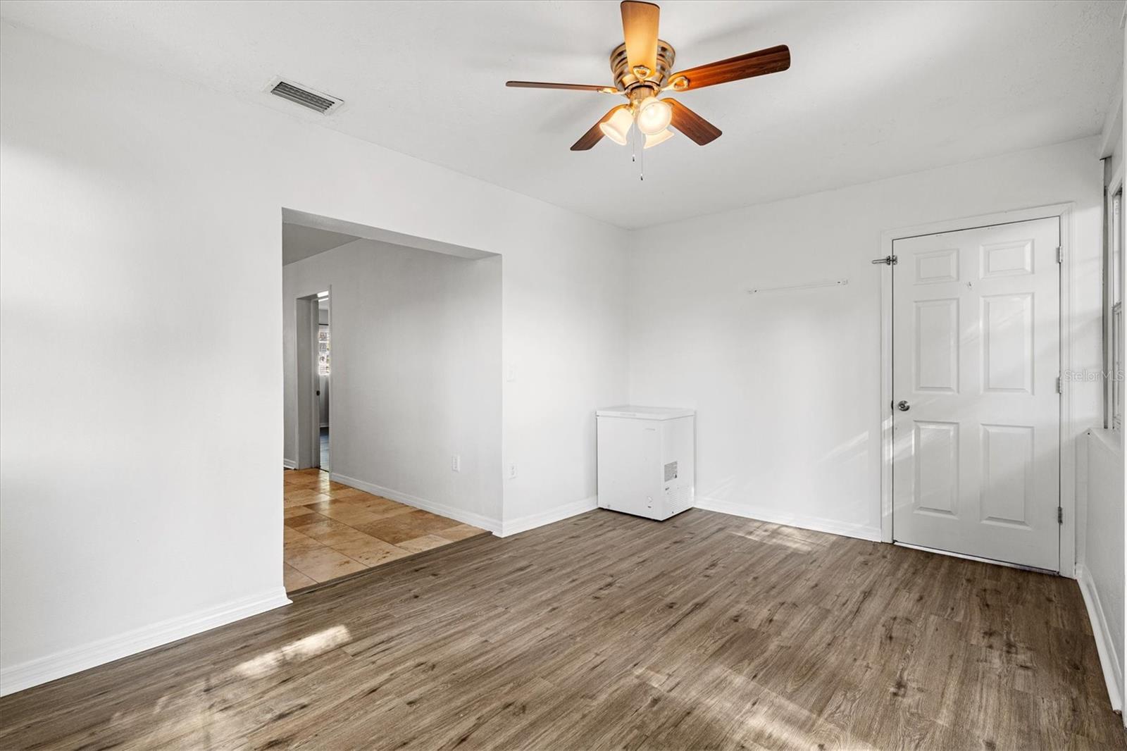 Listing photo id 12 for 5911 Olive Avenue