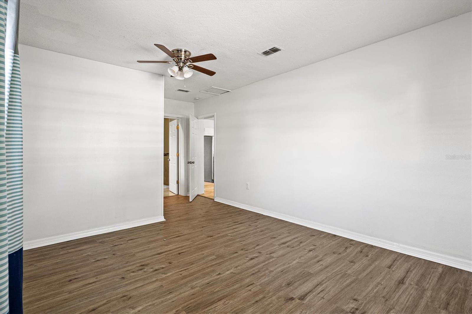 Listing photo id 15 for 5911 Olive Avenue