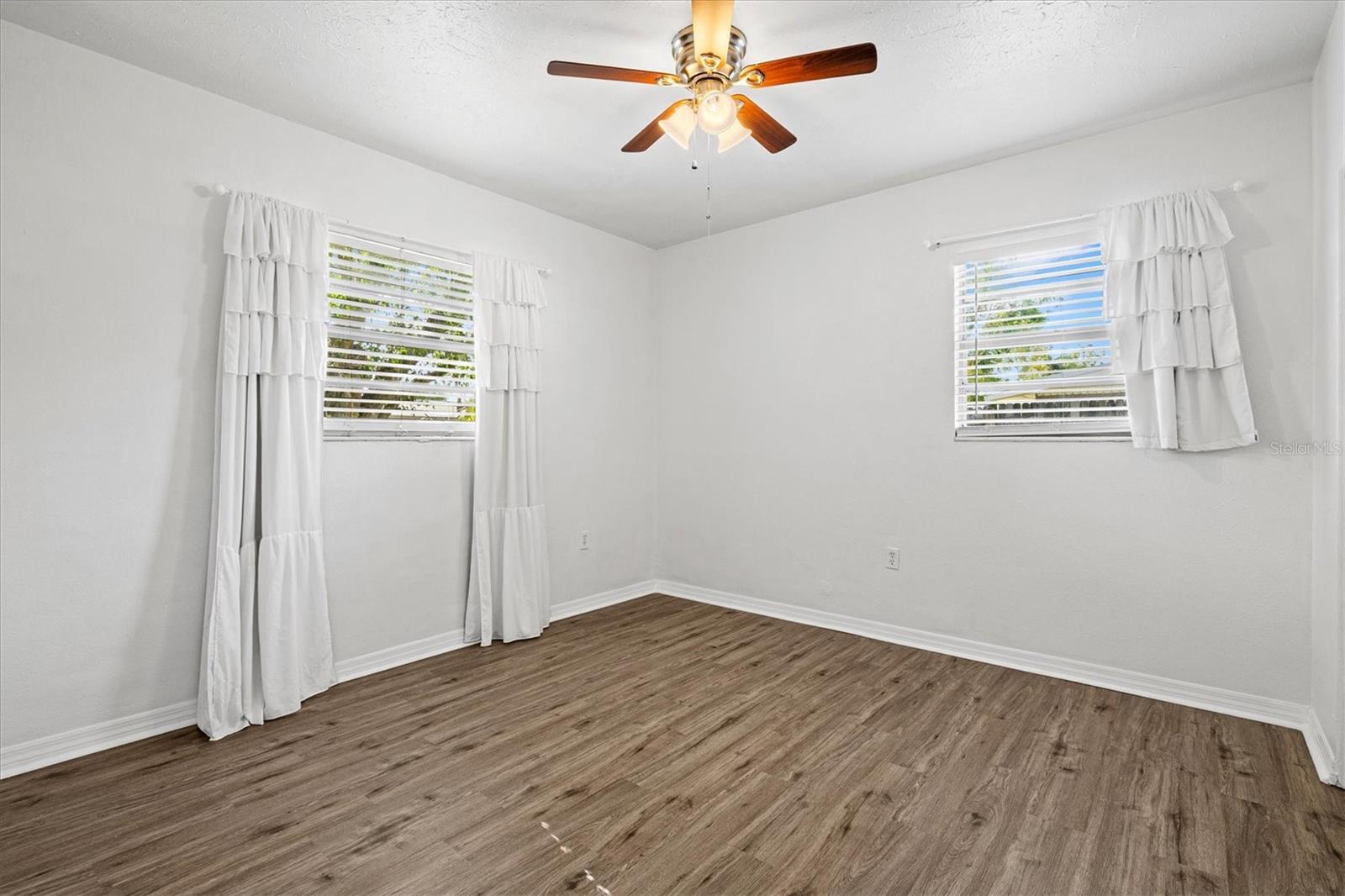 Listing photo id 19 for 5911 Olive Avenue