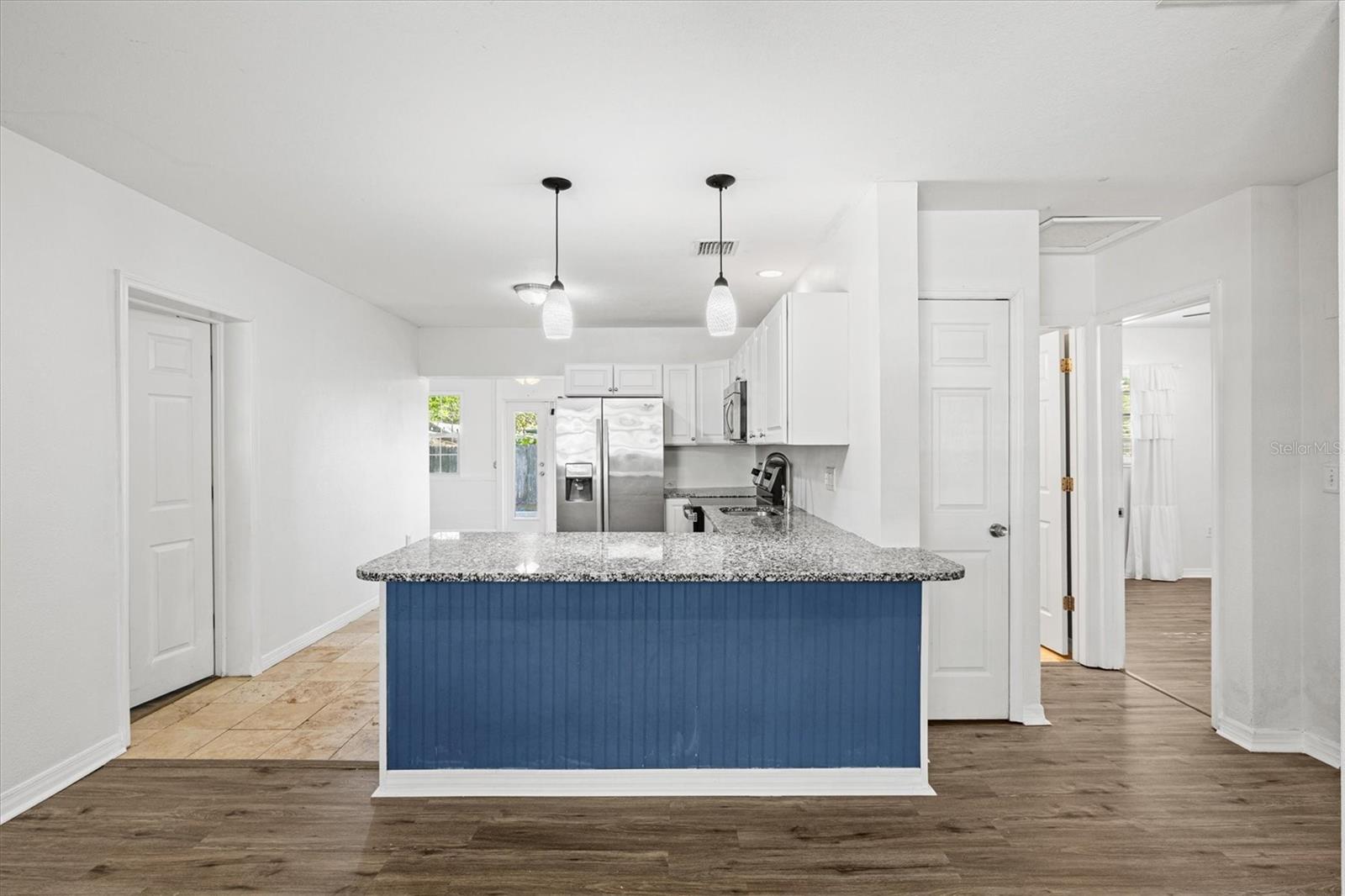 Listing photo id 4 for 5911 Olive Avenue