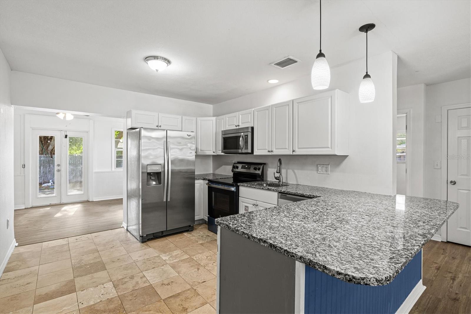 Listing photo id 5 for 5911 Olive Avenue