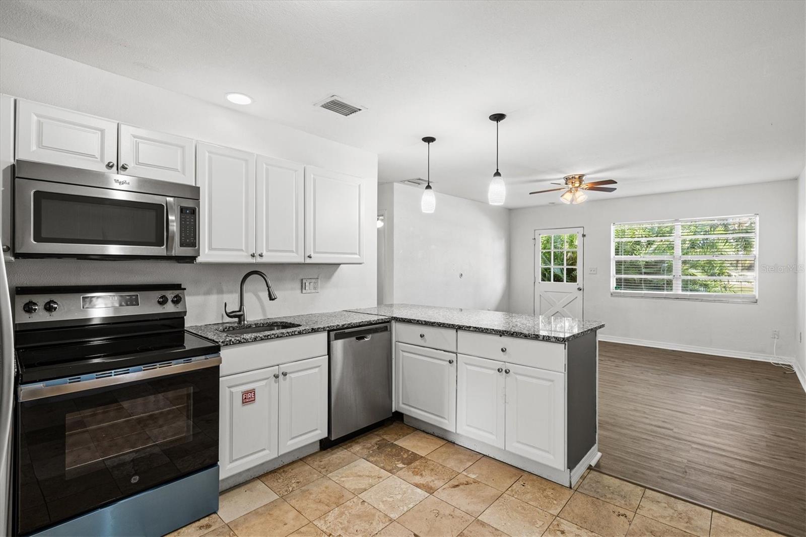 Listing photo id 6 for 5911 Olive Avenue