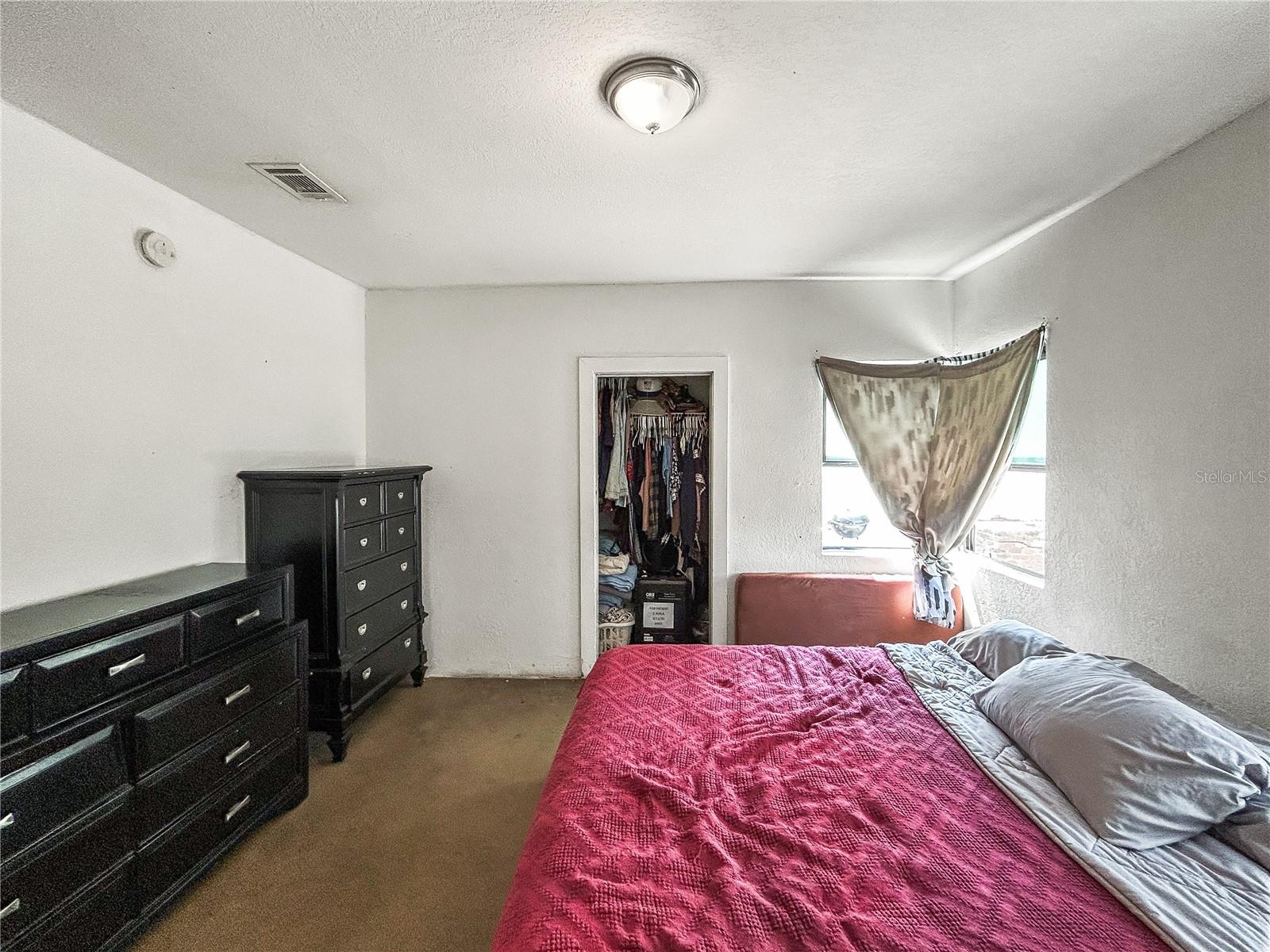 Listing photo id 5 for 1234 17th Street N