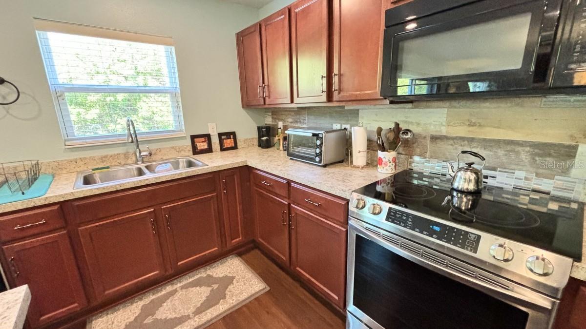 Listing photo id 7 for 11521 Southern Creek Drive