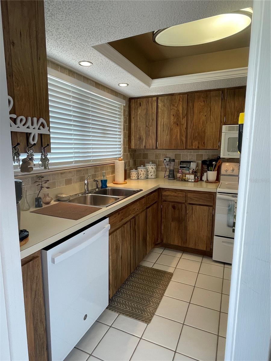 Image 14 of 39 For 1001 Marion Avenue 8