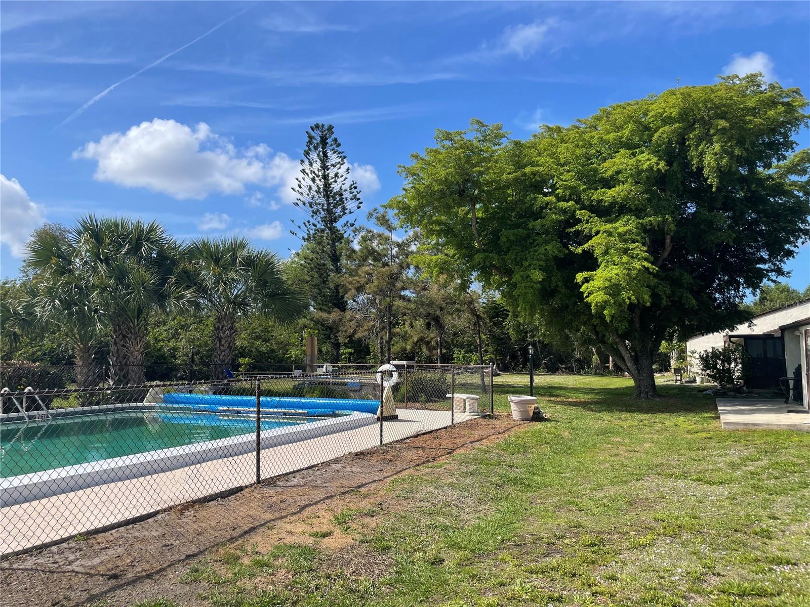 Image 35 of 39 For 1001 Marion Avenue 8