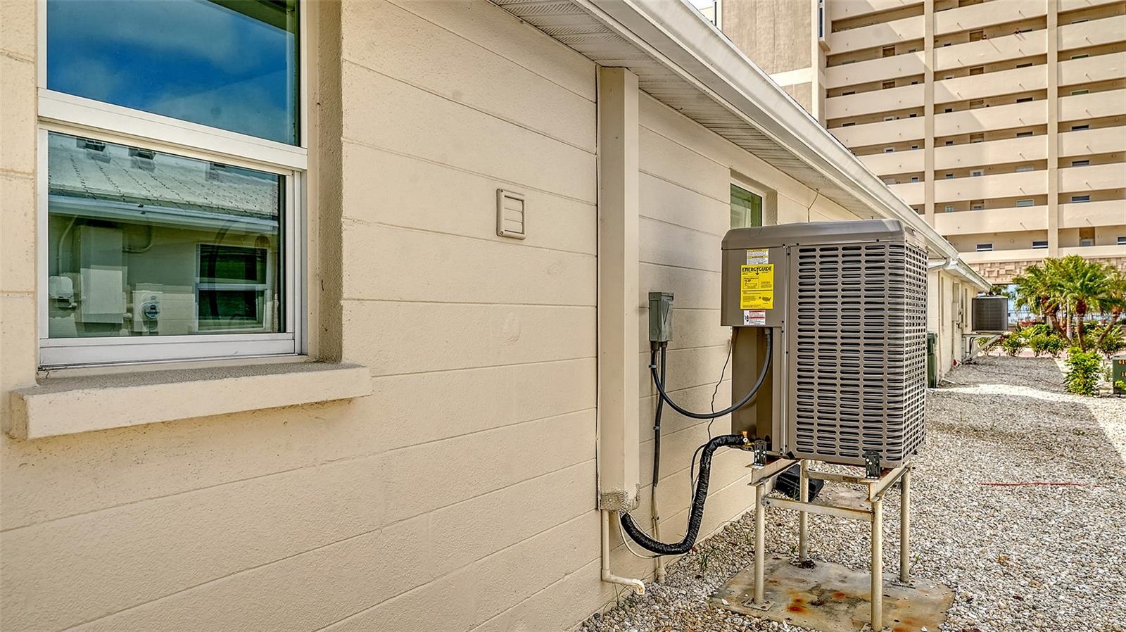 Image 17 of 39 For 6140 Midnight Pass Road C-2