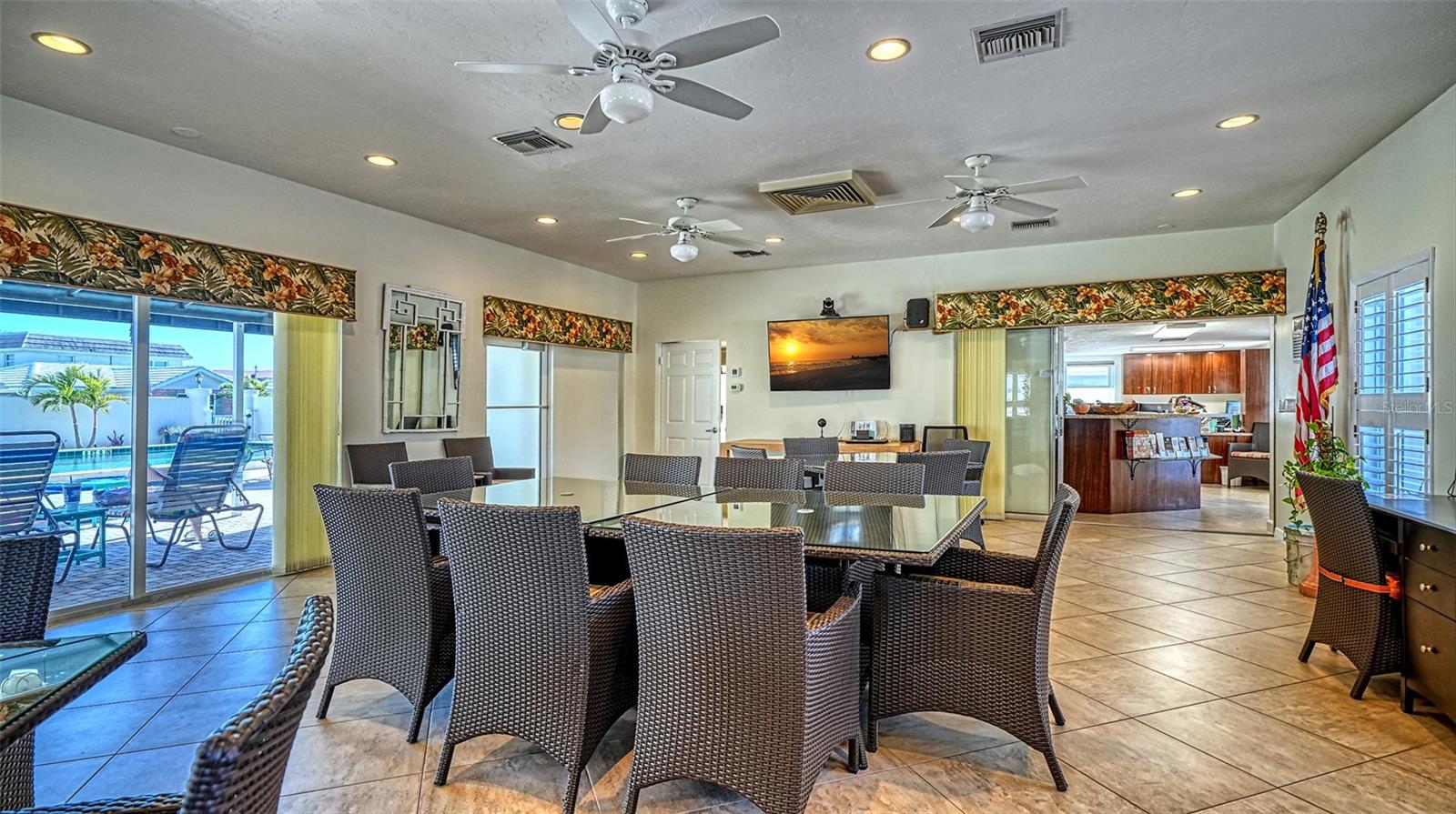 Image 21 of 39 For 6140 Midnight Pass Road C-2