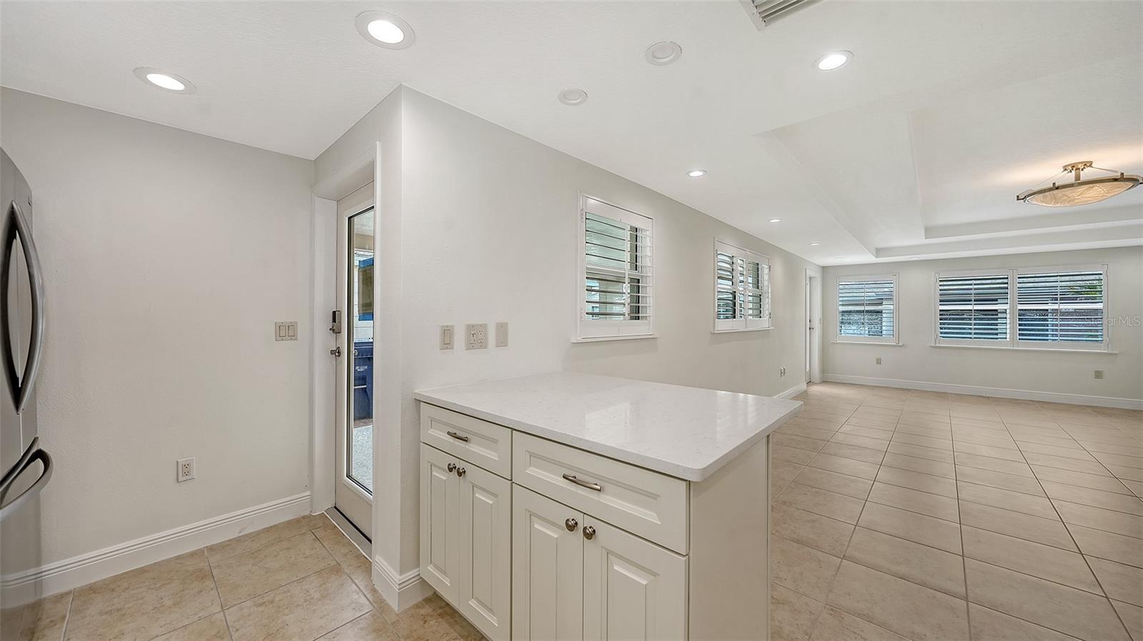 Image 6 of 39 For 6140 Midnight Pass Road C-2