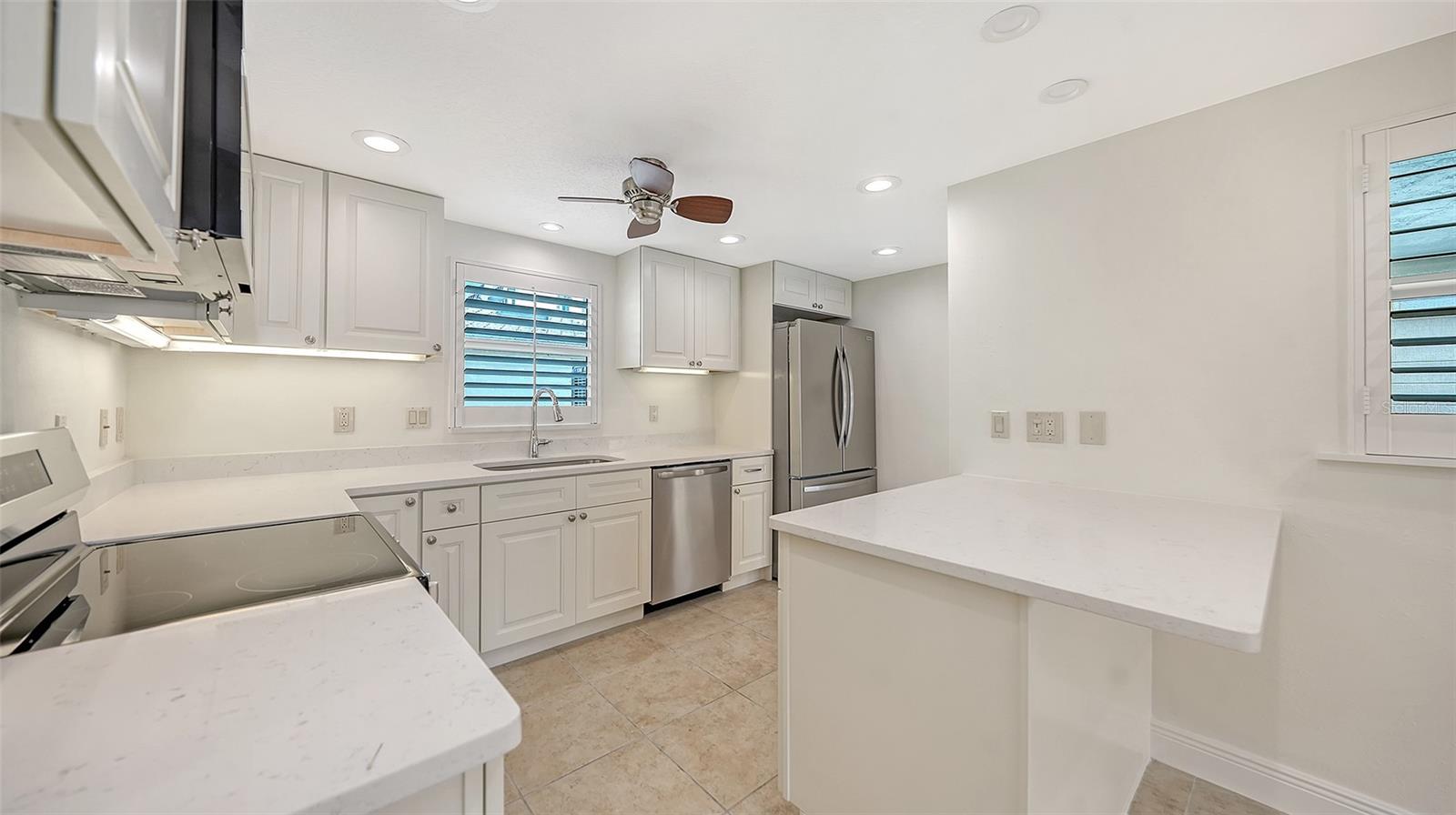 Image 8 of 39 For 6140 Midnight Pass Road C-2