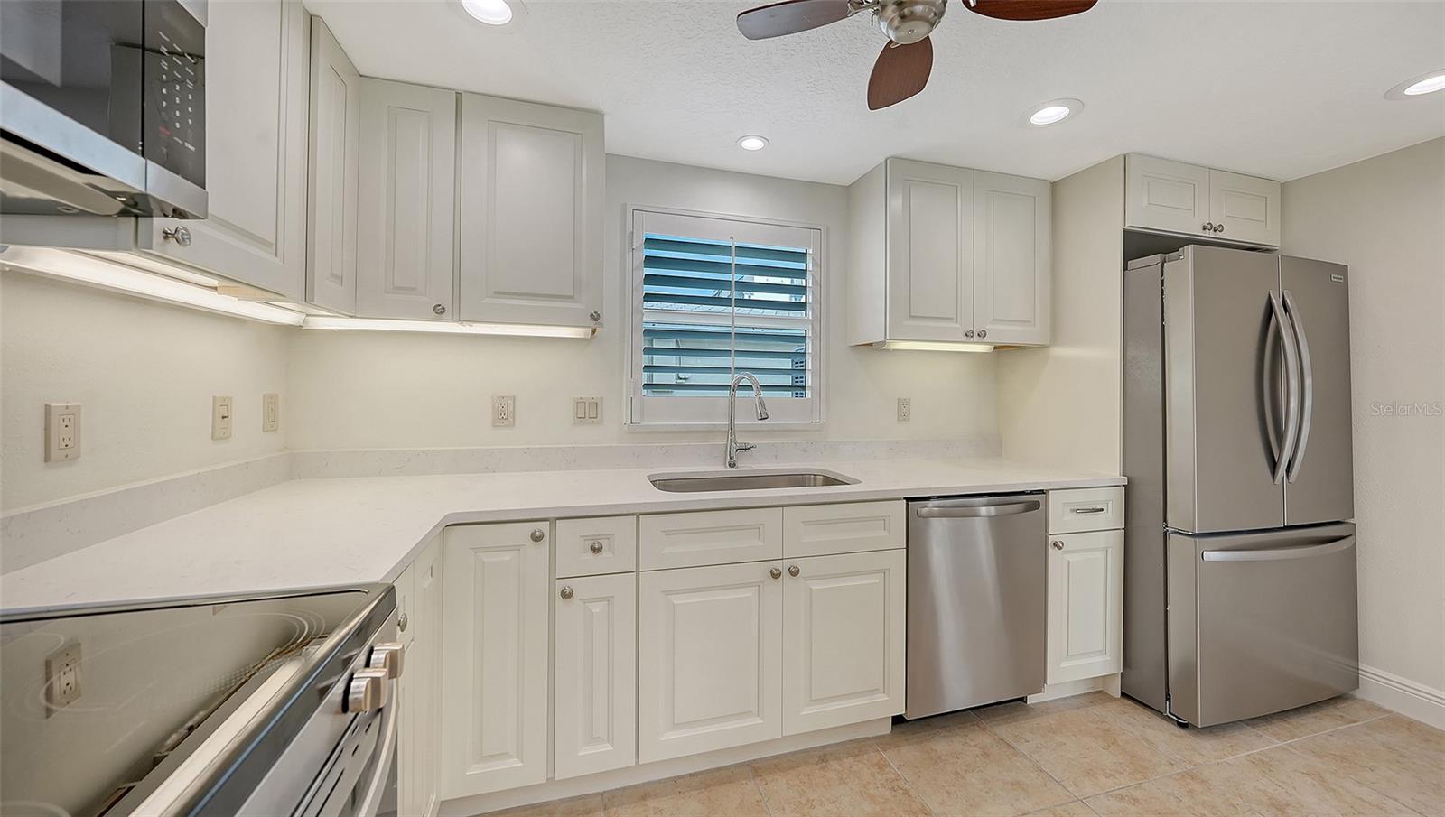 Image 9 of 39 For 6140 Midnight Pass Road C-2