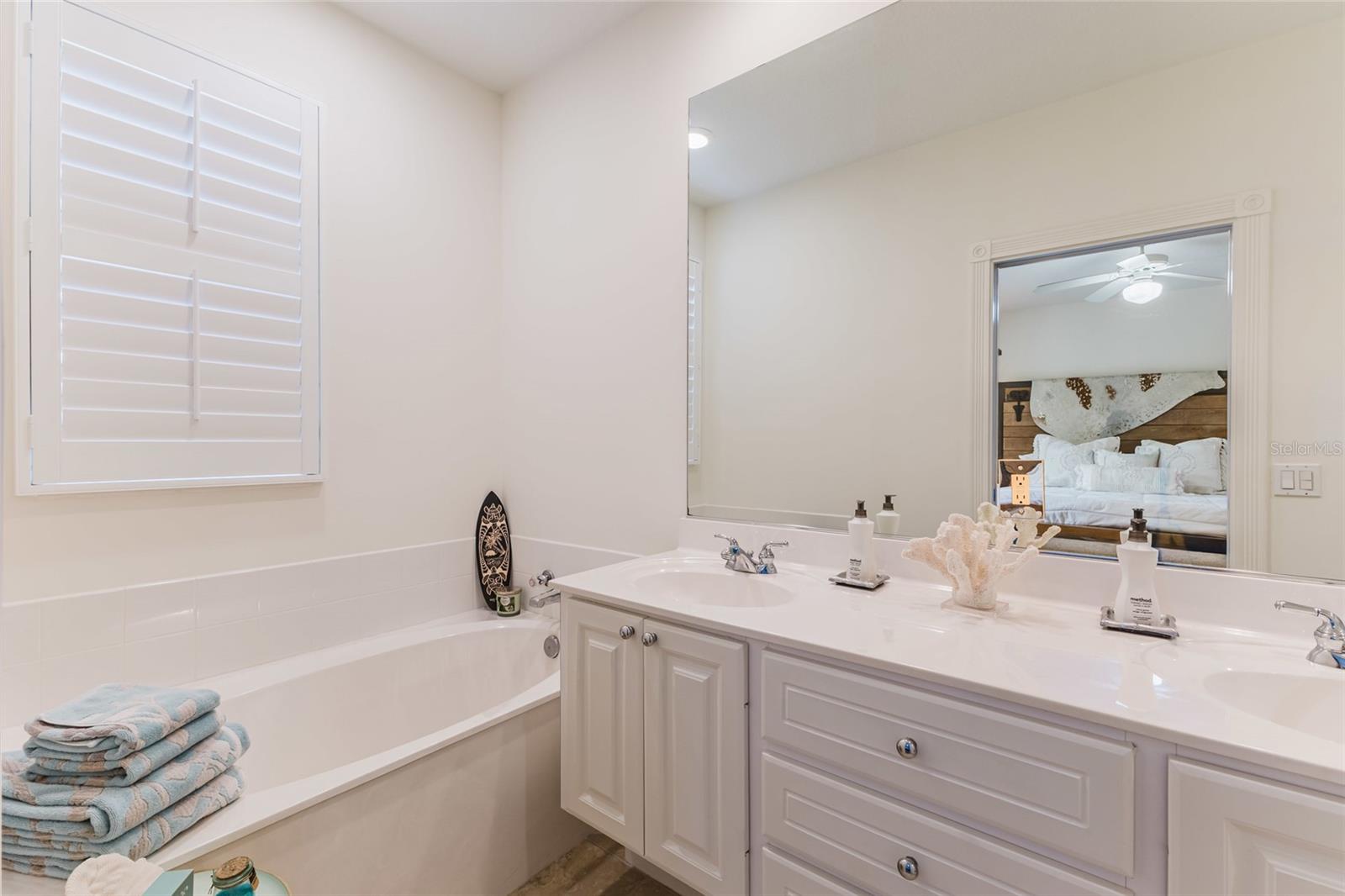 Image 18 of 39 For 1564 Napoli Drive W