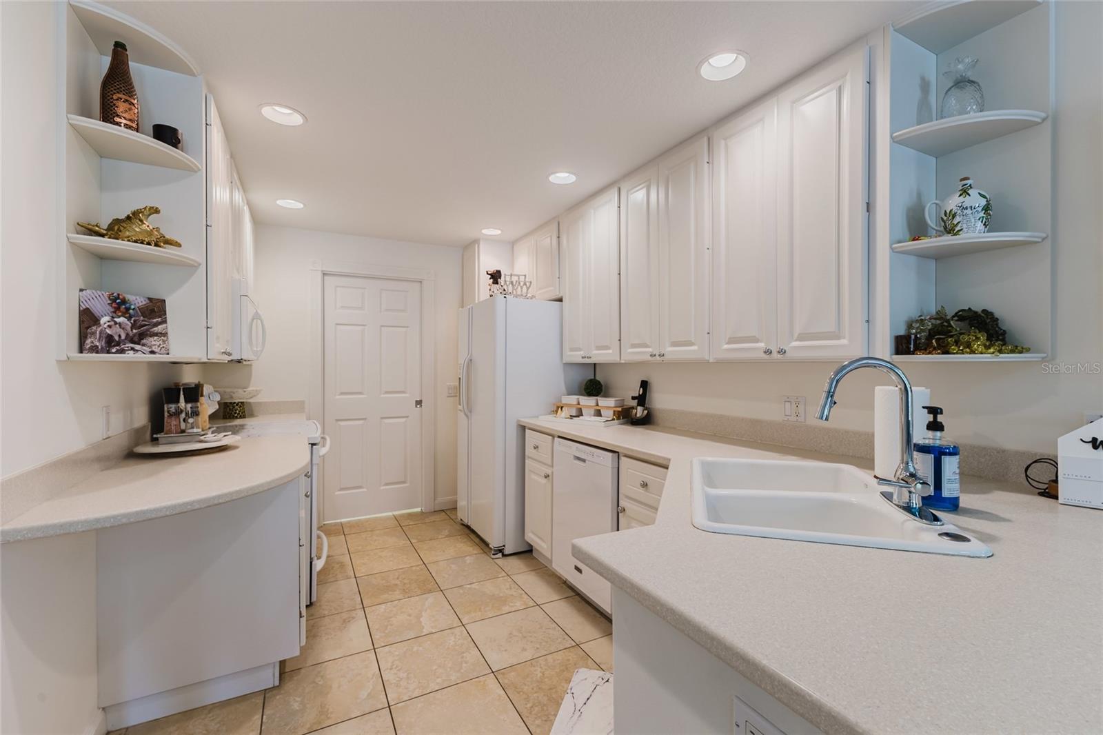 Image 6 of 39 For 1564 Napoli Drive W