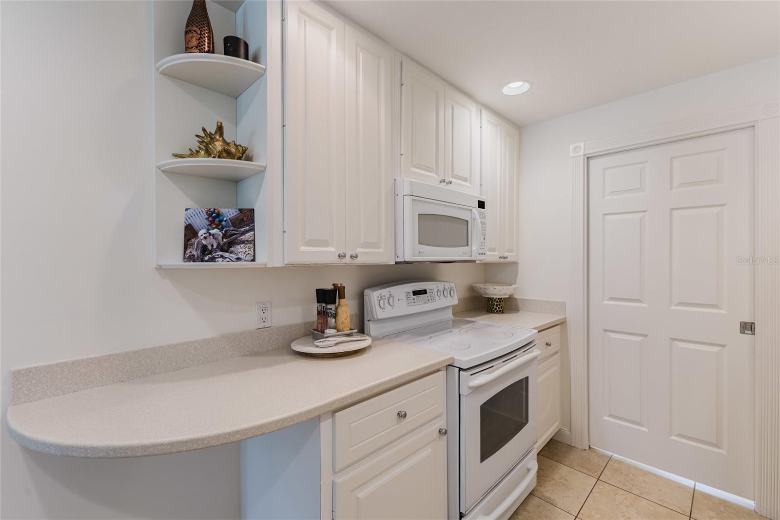 Image 7 of 39 For 1564 Napoli Drive W