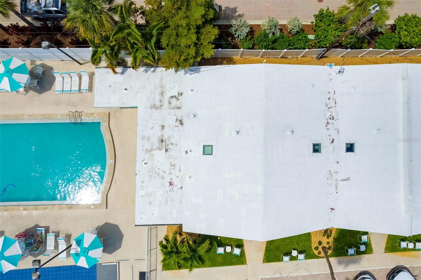 Image 12 of 54 For 6334 Midnight Pass Road 41