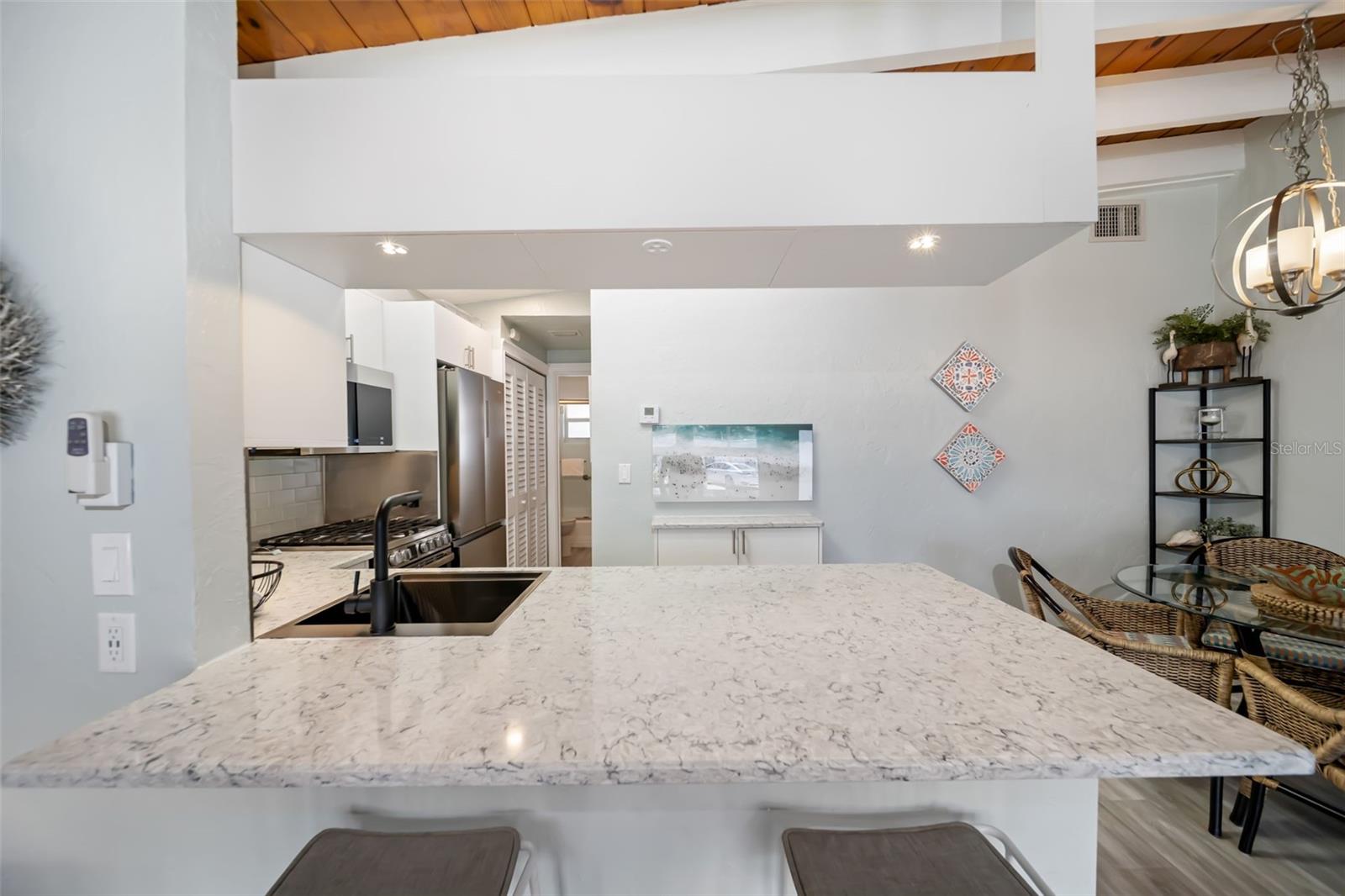 Image 29 of 54 For 6334 Midnight Pass Road 41