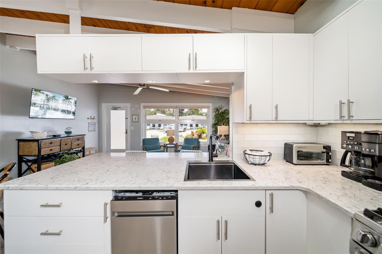 Image 31 of 54 For 6334 Midnight Pass Road 41