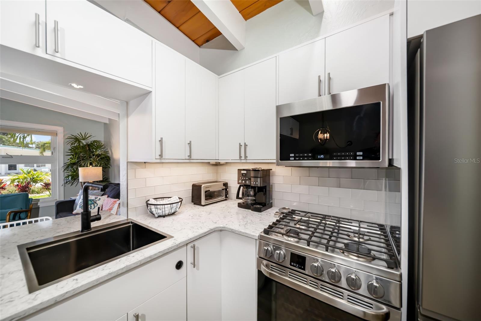 Image 32 of 54 For 6334 Midnight Pass Road 41