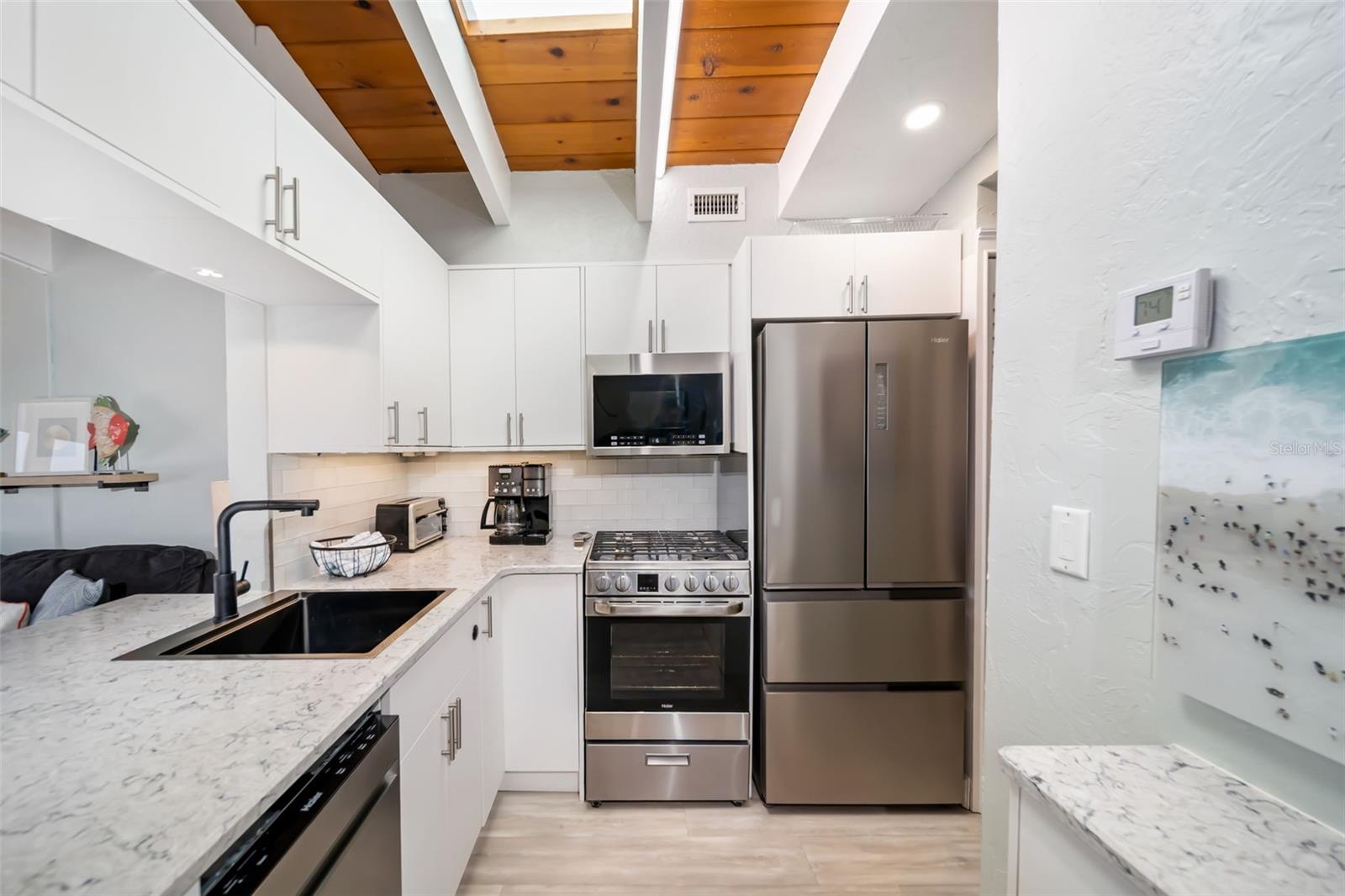 Image 33 of 54 For 6334 Midnight Pass Road 41