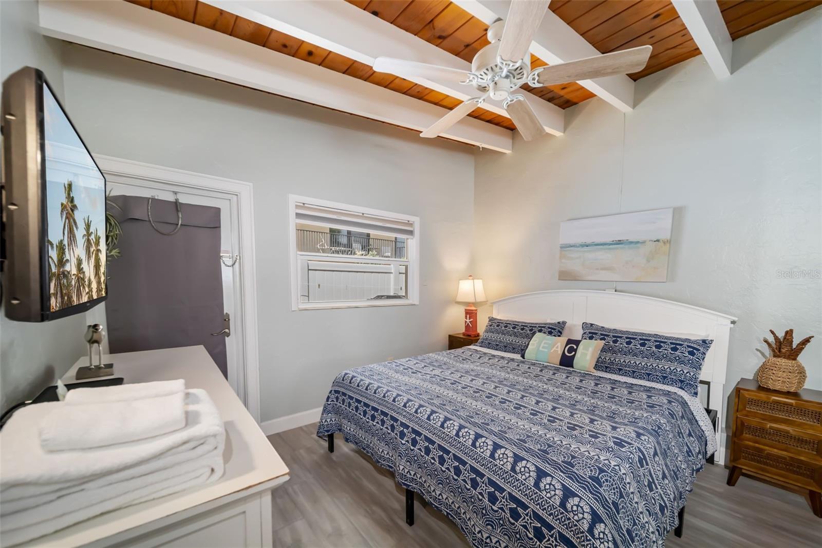 Image 34 of 54 For 6334 Midnight Pass Road 41