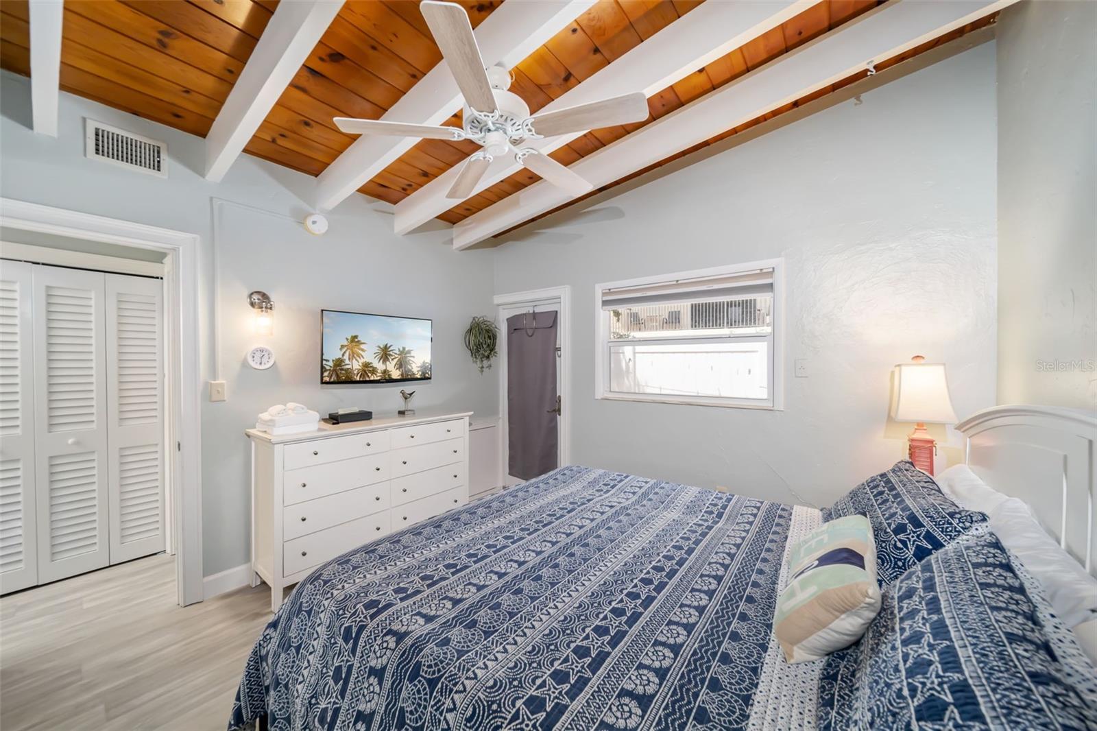 Image 35 of 54 For 6334 Midnight Pass Road 41