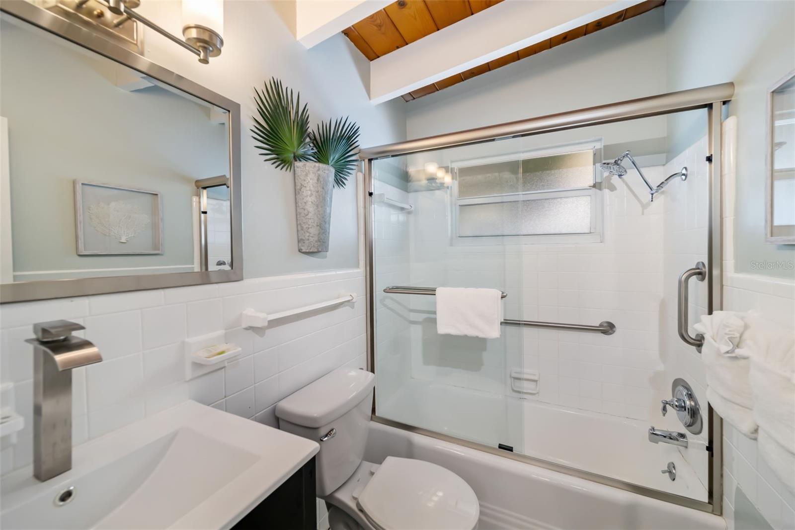 Image 37 of 54 For 6334 Midnight Pass Road 41