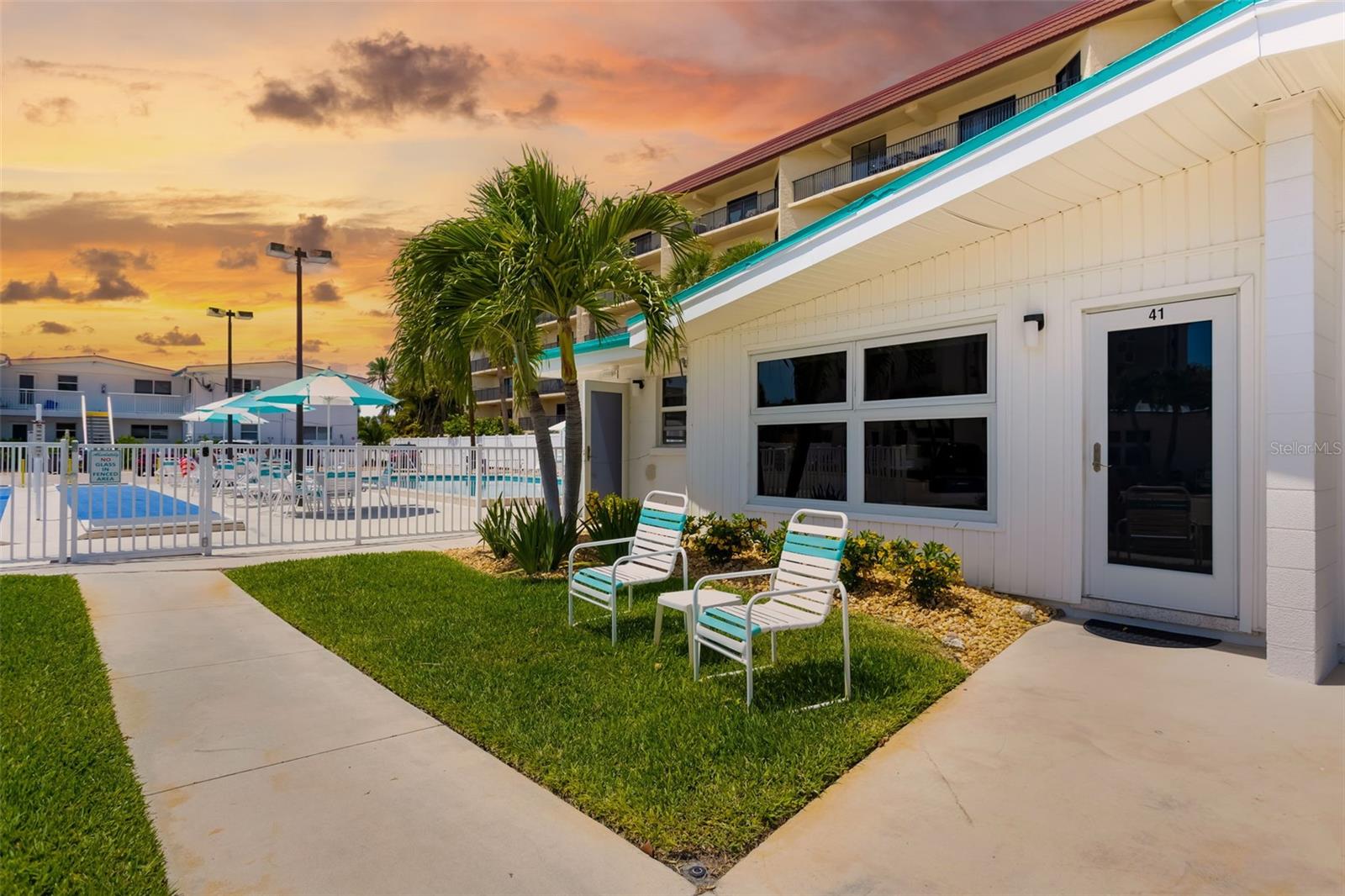 Image 5 of 54 For 6334 Midnight Pass Road 41