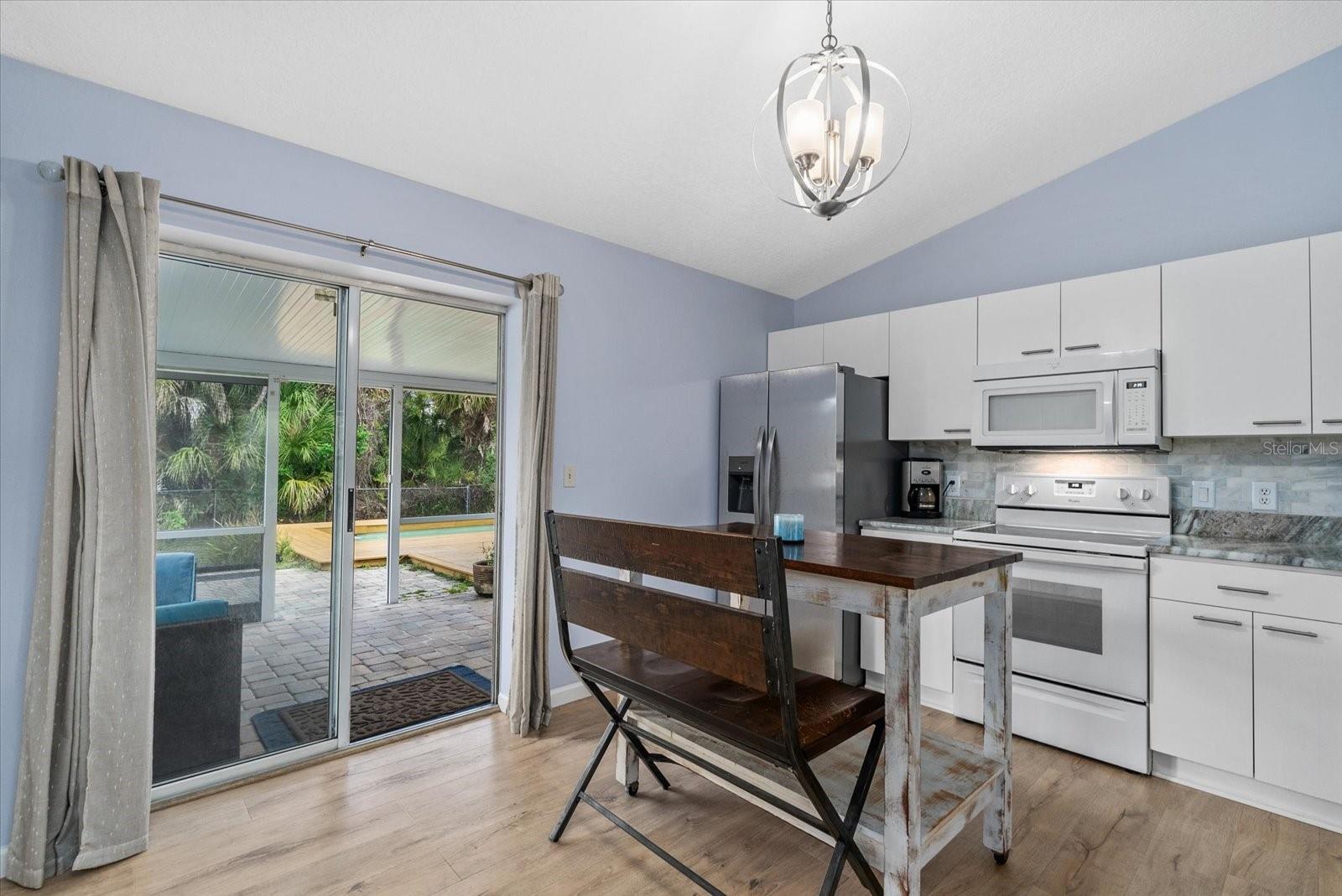 Listing photo id 9 for 2896 Coldwater Lane