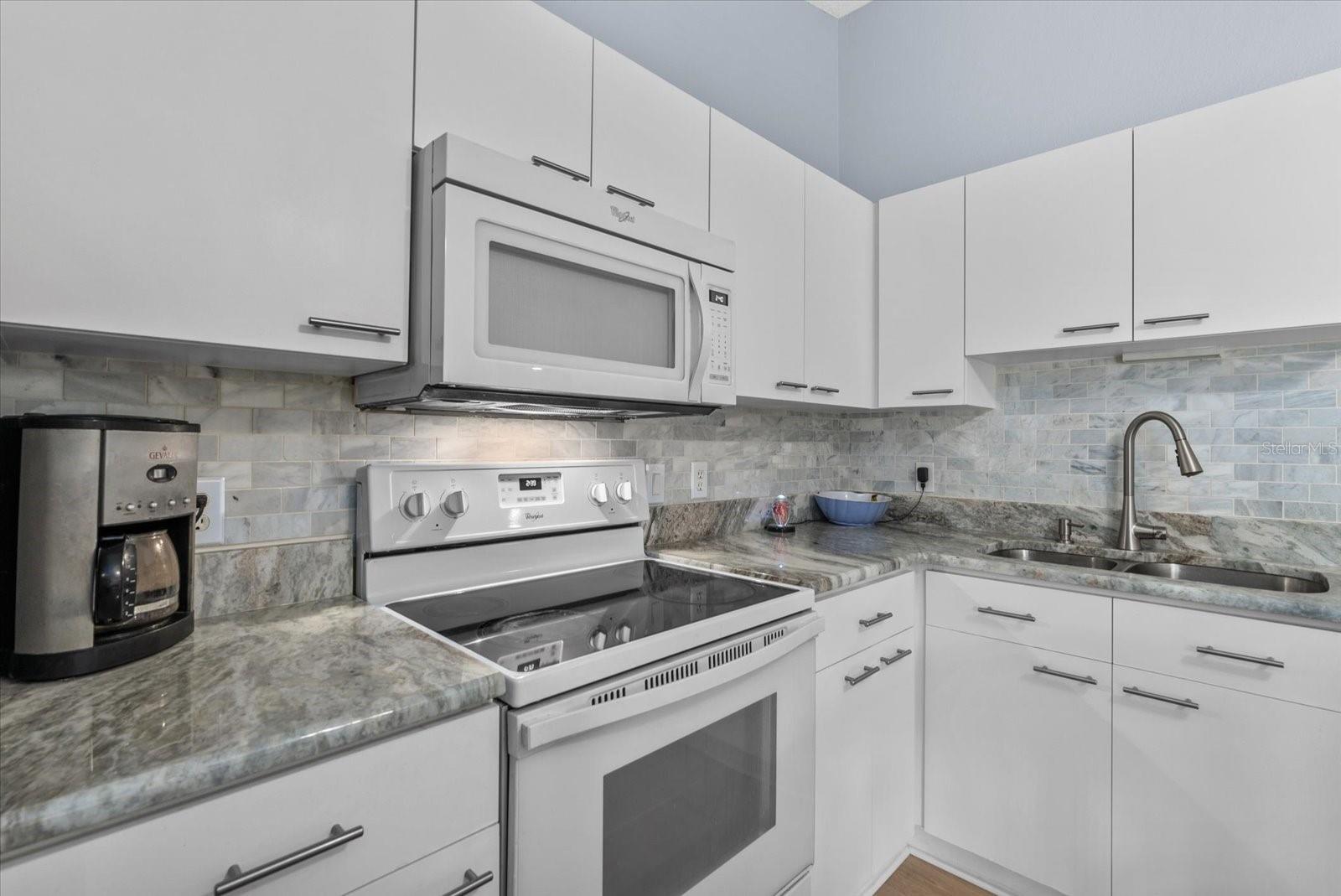 Listing photo id 10 for 2896 Coldwater Lane