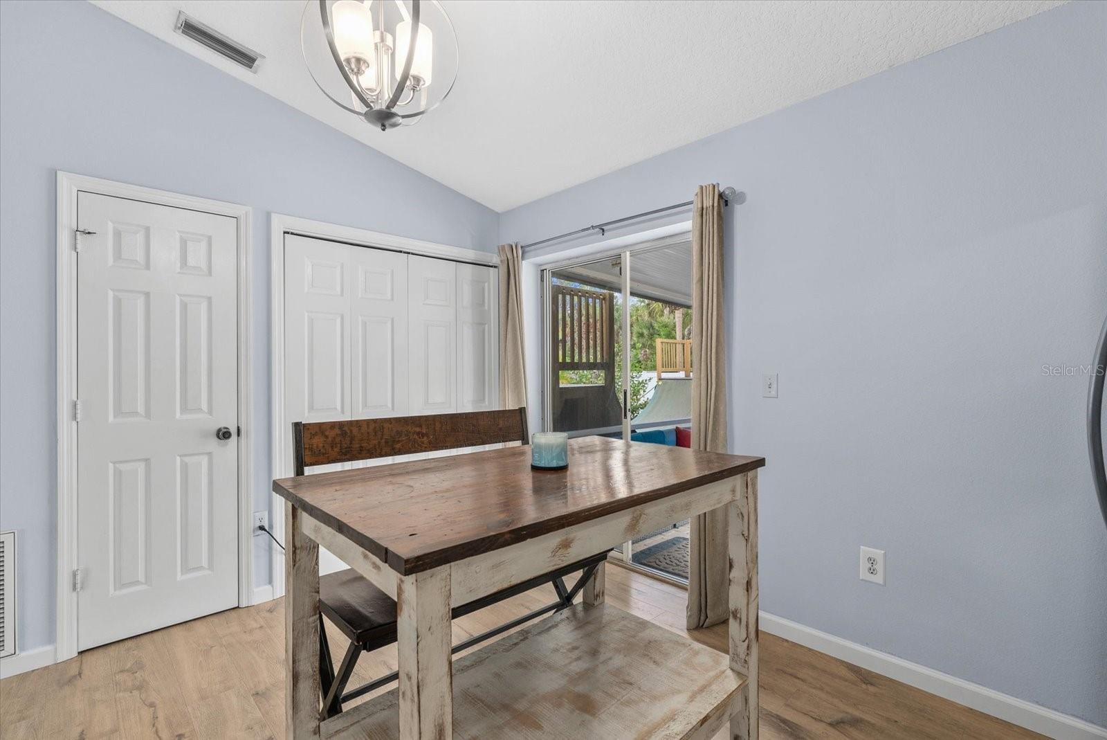 Listing photo id 11 for 2896 Coldwater Lane