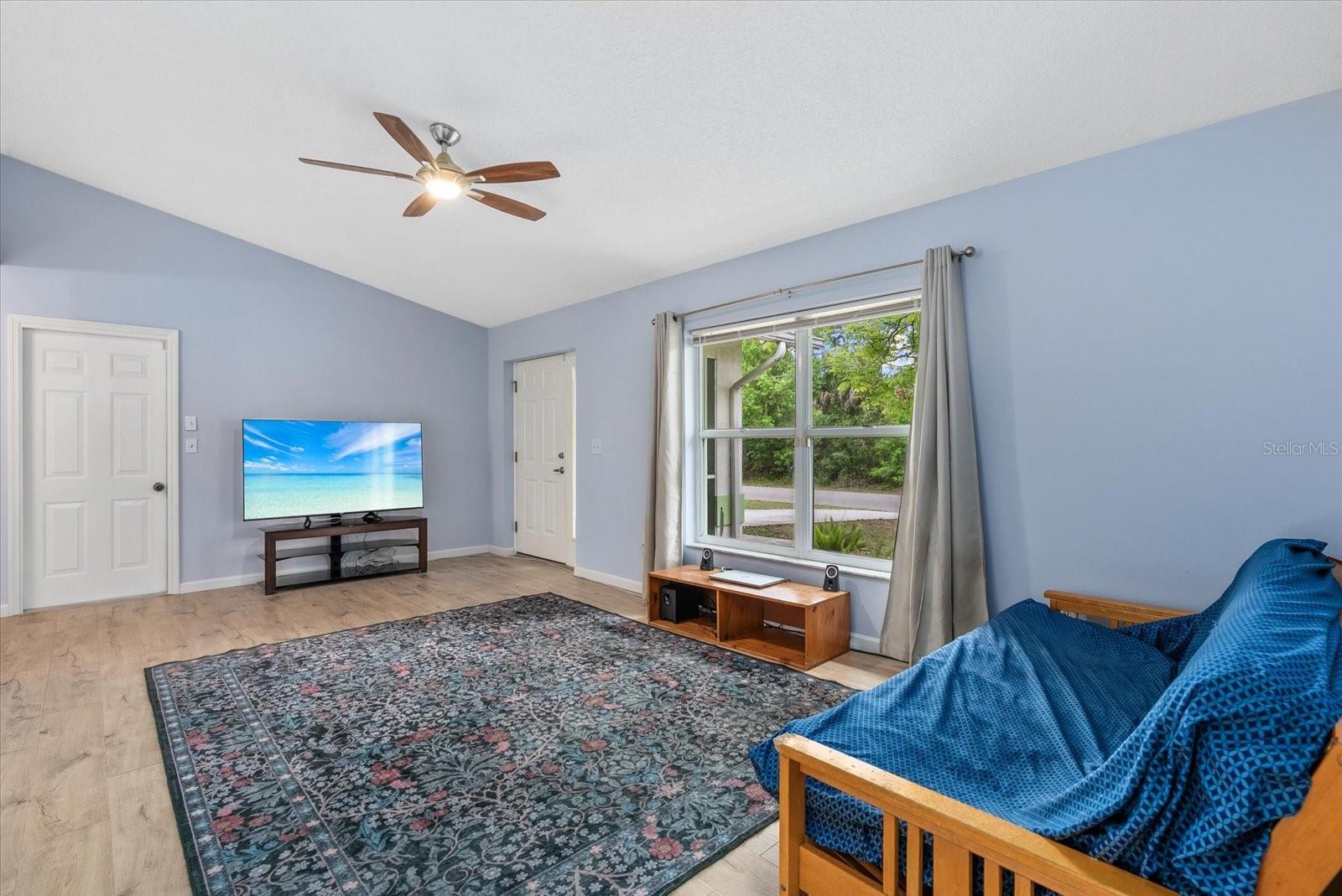 Listing photo id 5 for 2896 Coldwater Lane