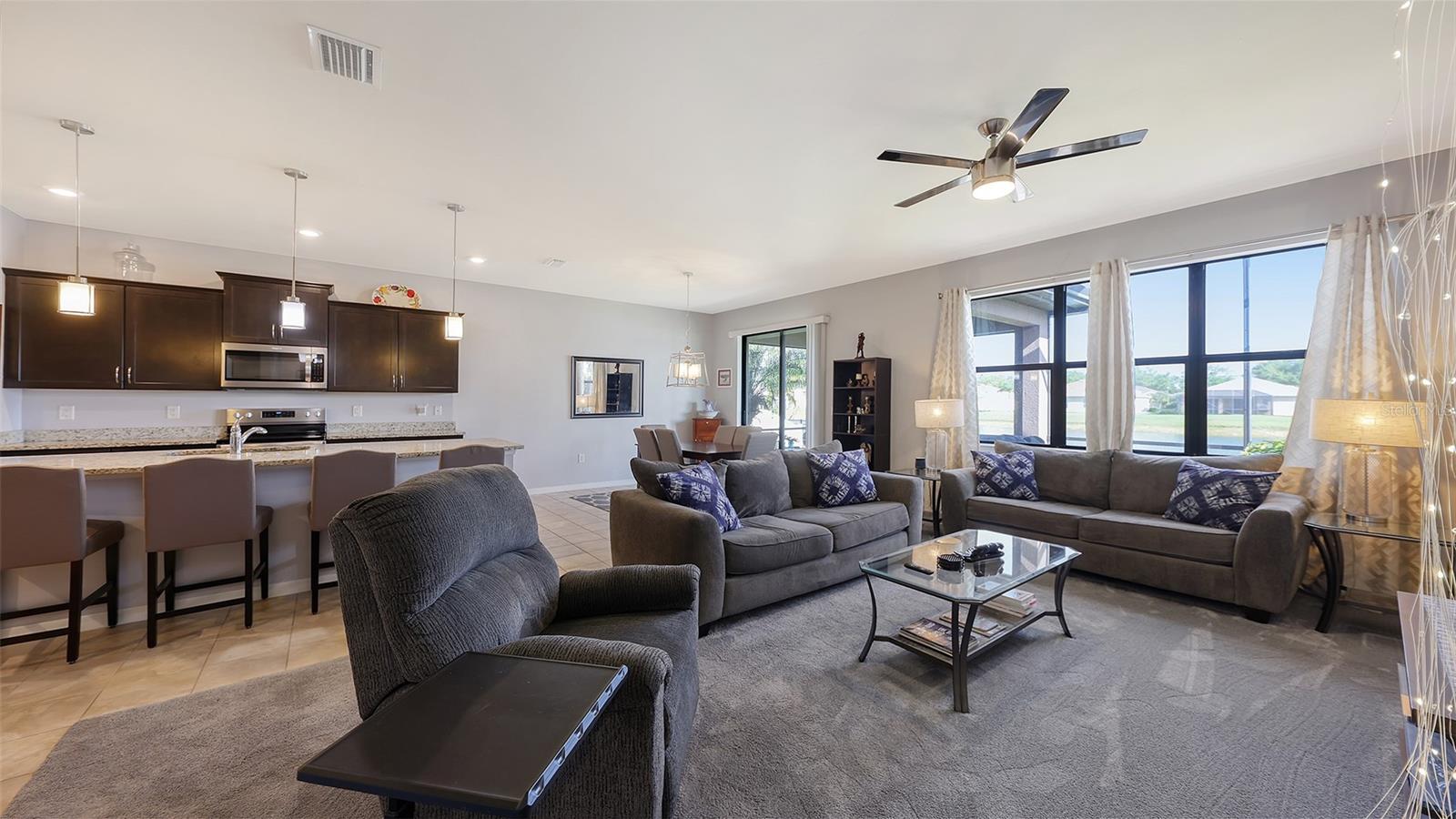 Listing photo id 10 for 2446 Carnation Court