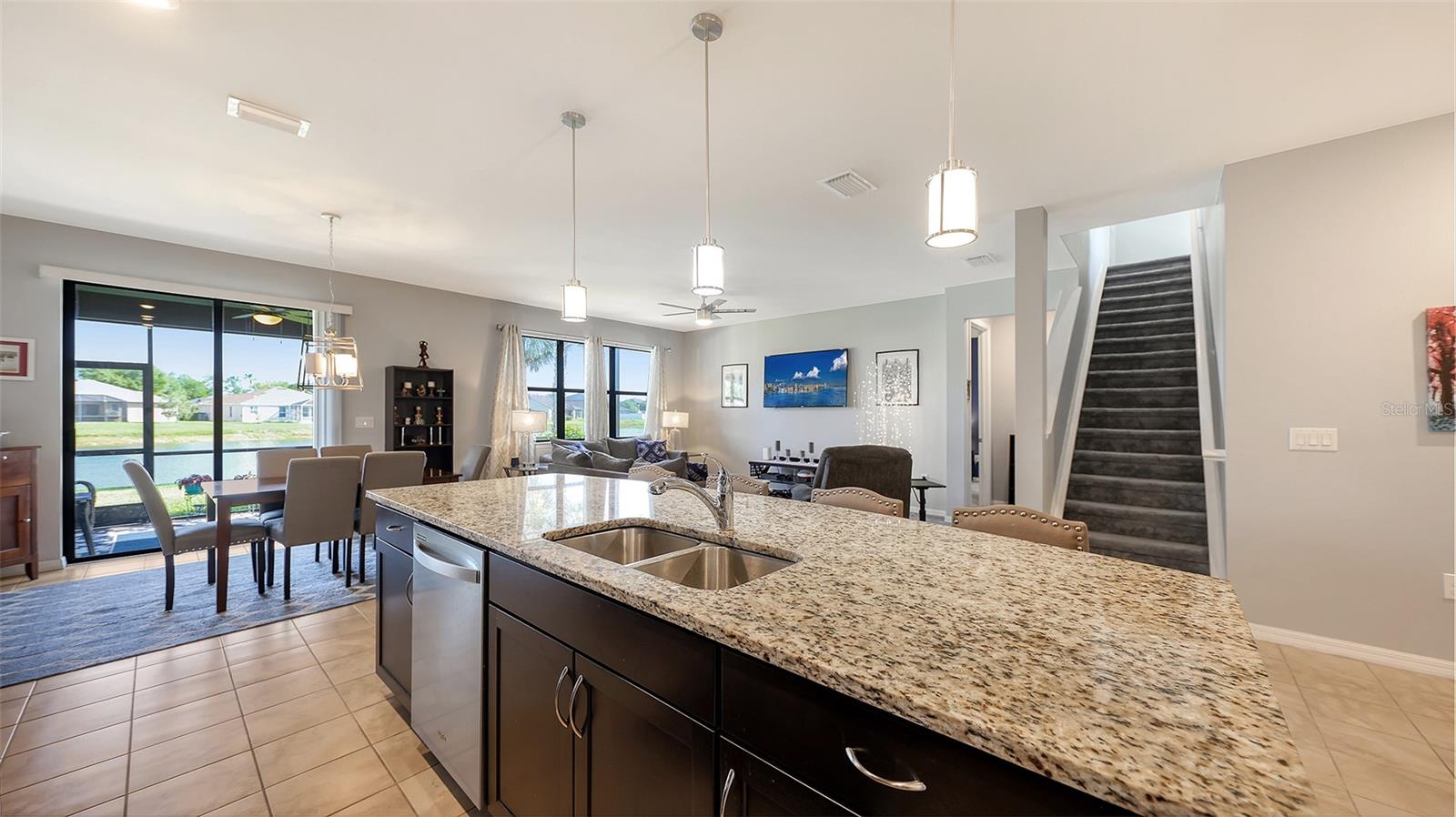 Listing photo id 12 for 2446 Carnation Court