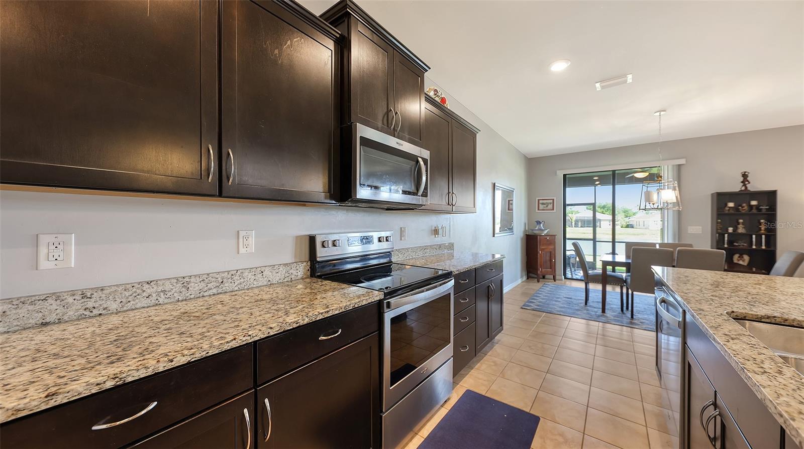 Listing photo id 15 for 2446 Carnation Court