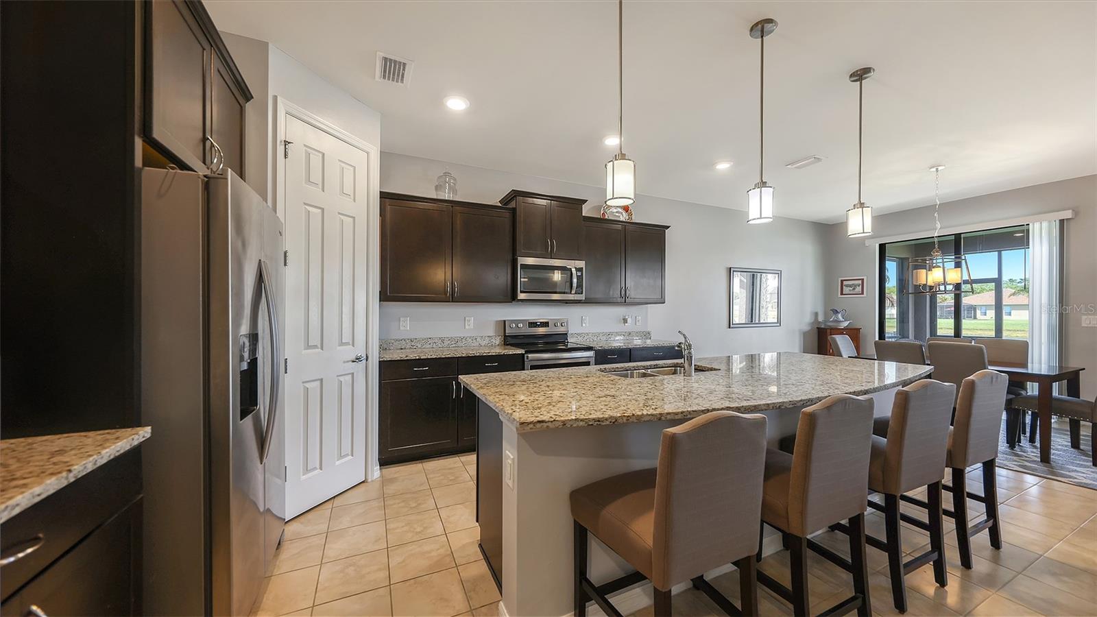 Listing photo id 16 for 2446 Carnation Court