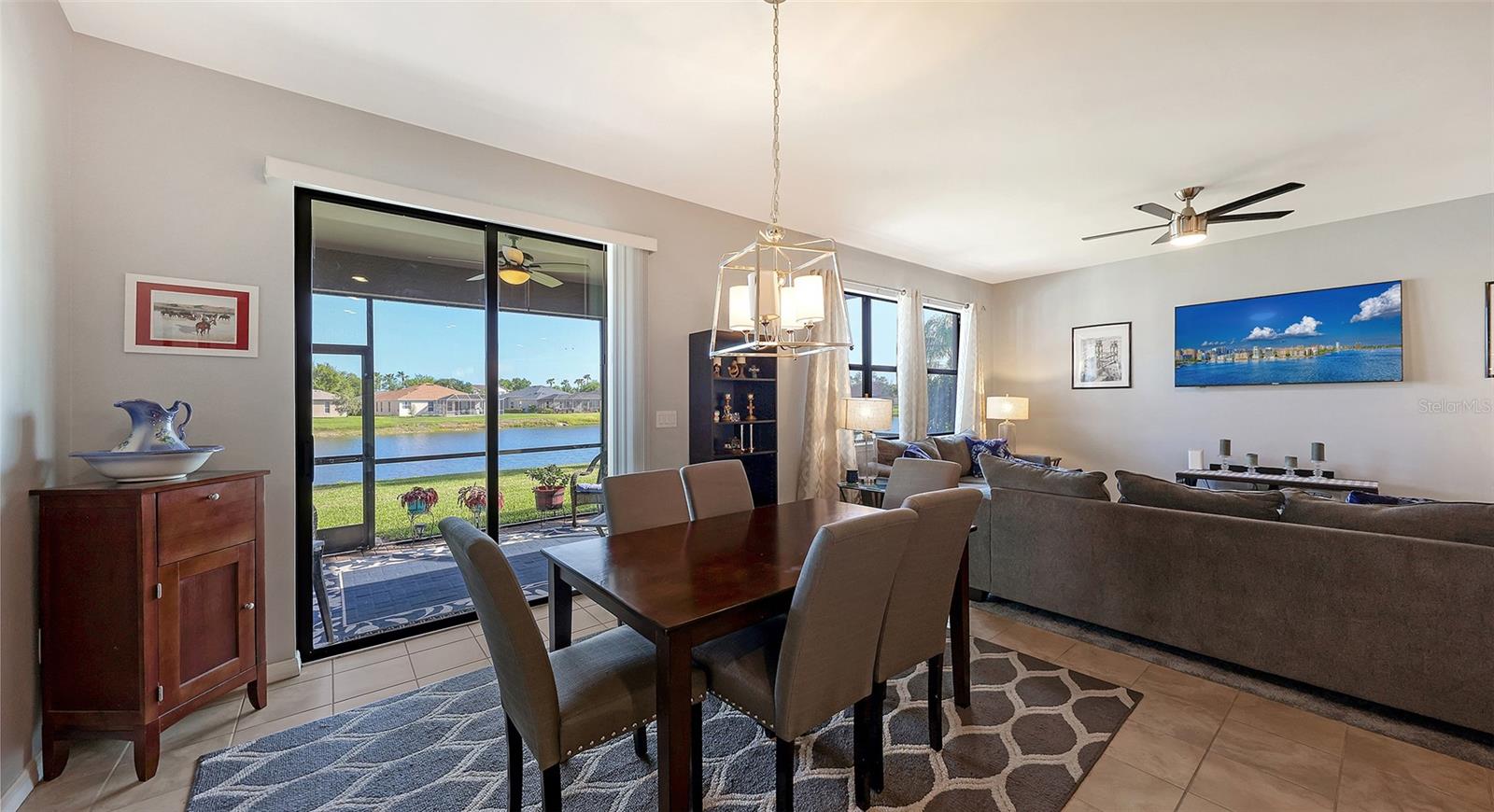 Listing photo id 18 for 2446 Carnation Court