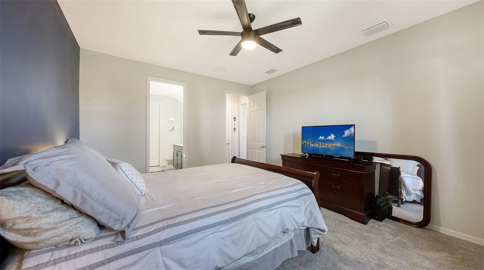 Listing photo id 24 for 2446 Carnation Court