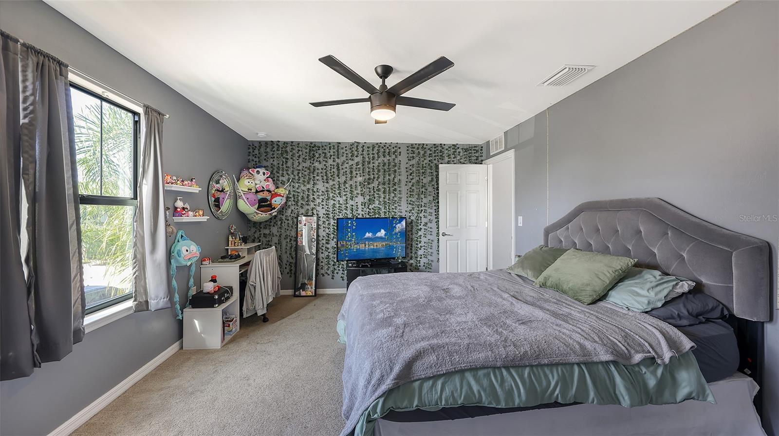 Listing photo id 33 for 2446 Carnation Court