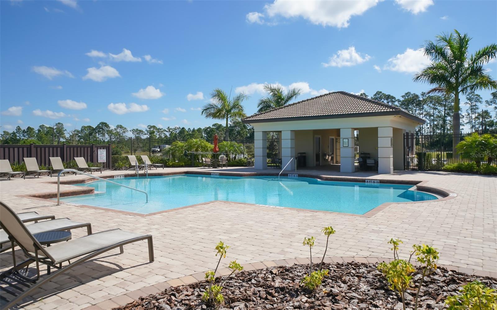 Listing photo id 52 for 2446 Carnation Court