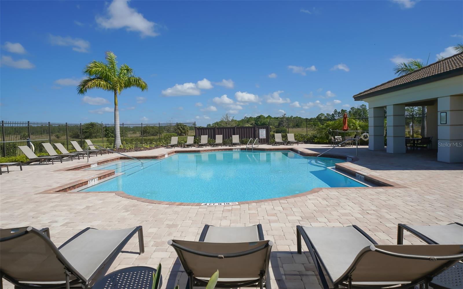 Listing photo id 53 for 2446 Carnation Court