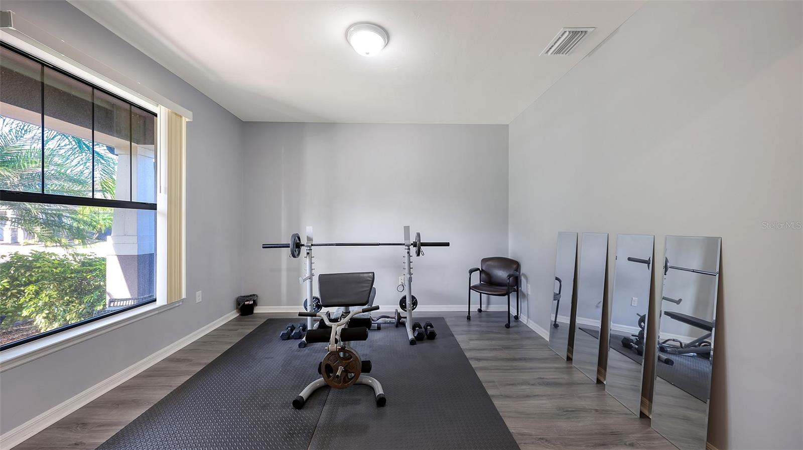 Listing photo id 6 for 2446 Carnation Court