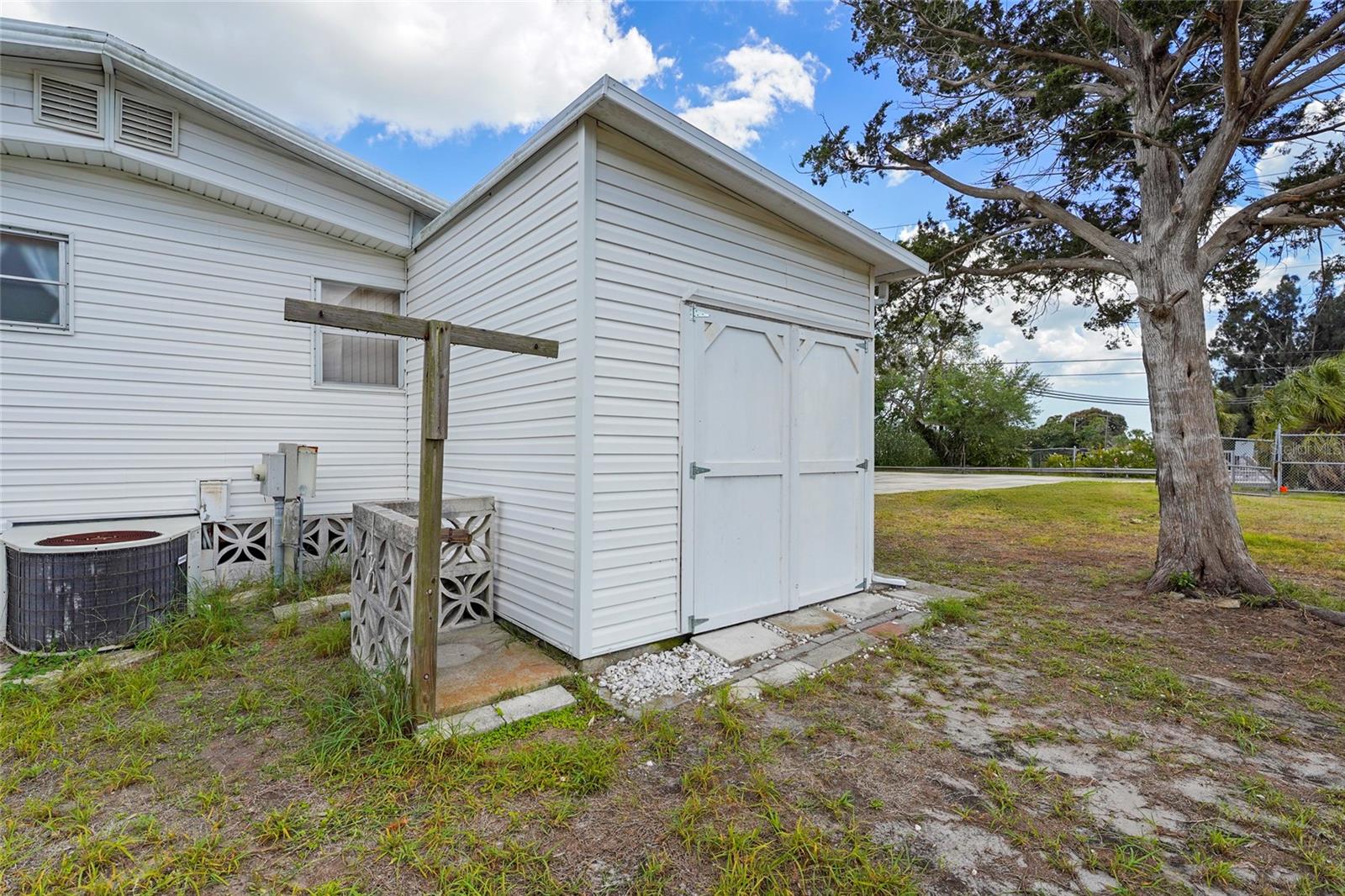 Image 41 of 56 For 6624 Marina Drive