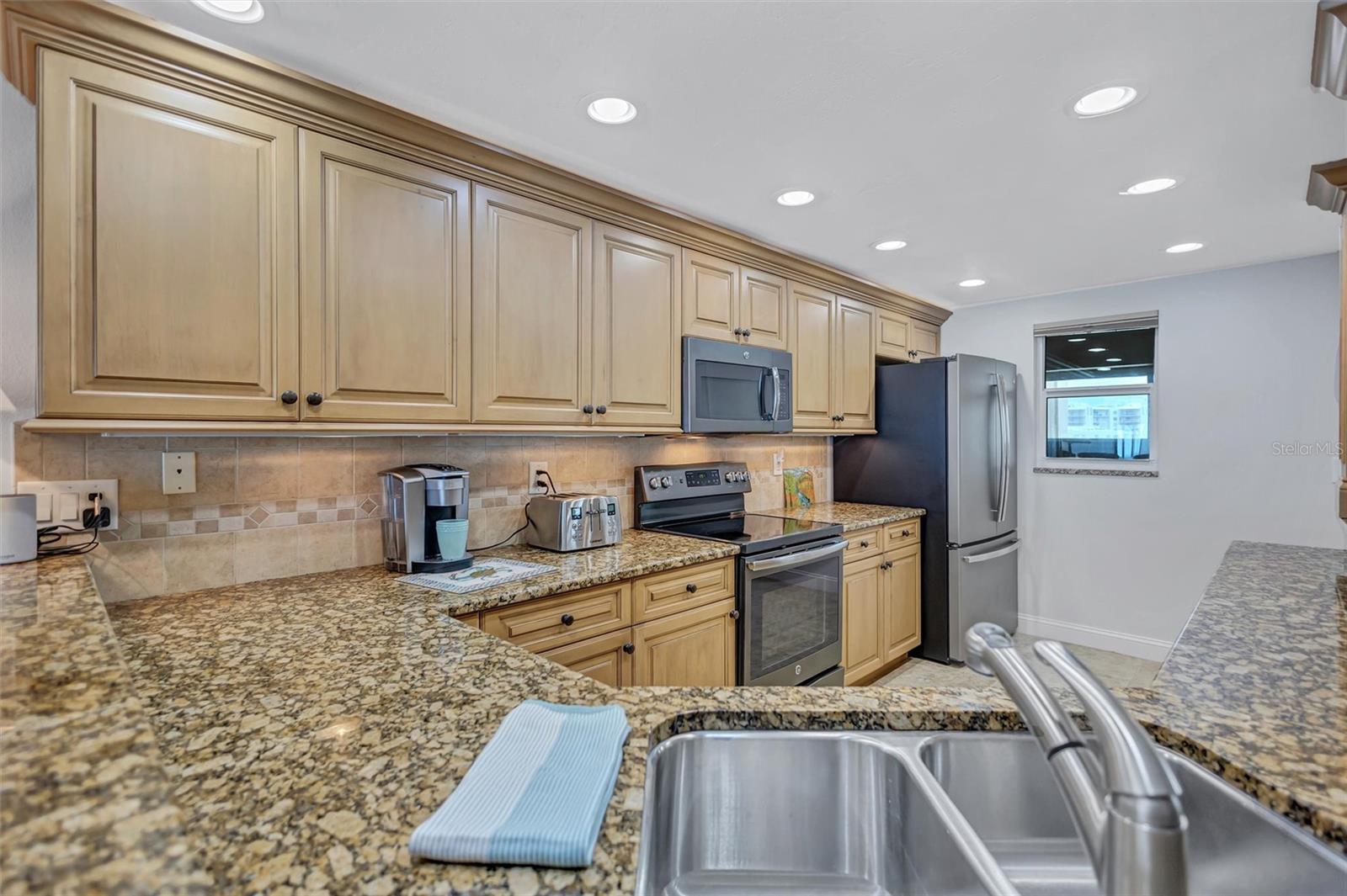 Image 27 of 80 For 6140 Midnight Pass Road 501