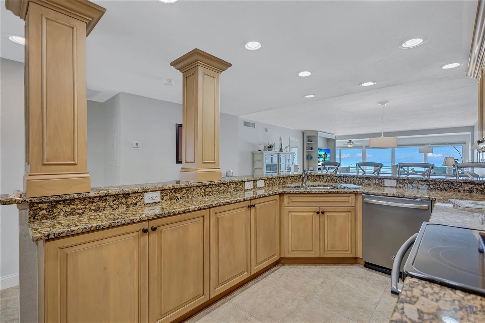 Image 30 of 80 For 6140 Midnight Pass Road 501