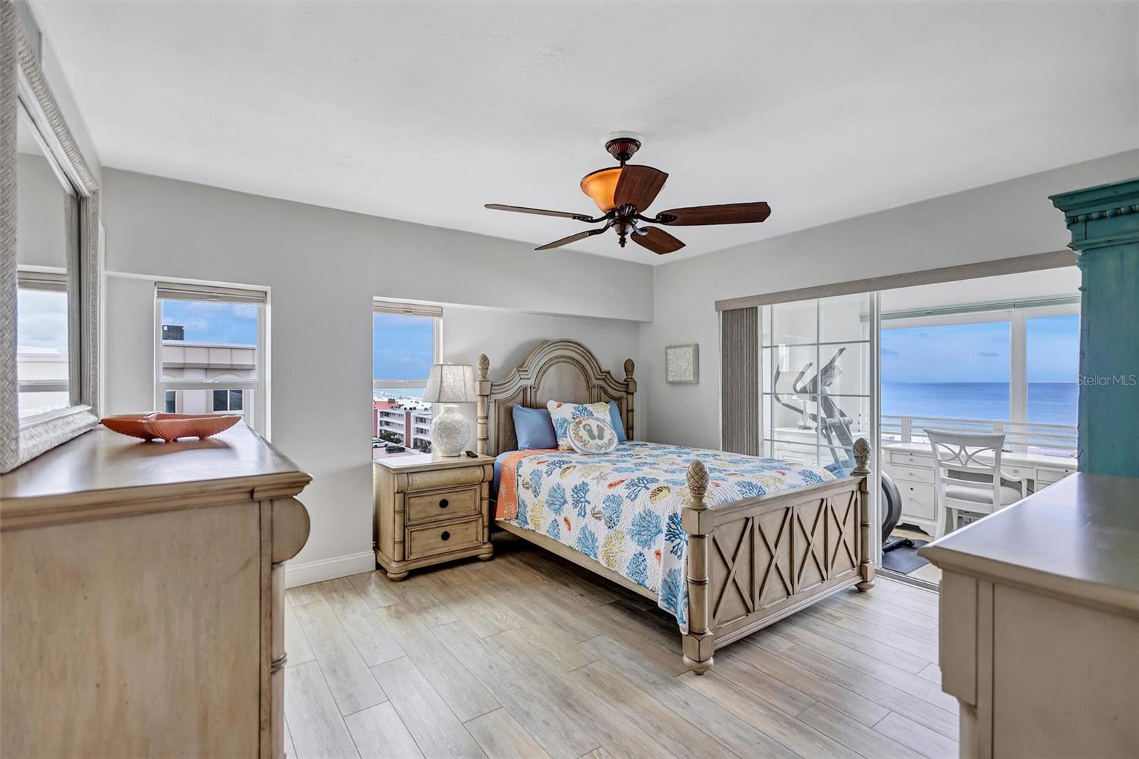 Image 32 of 80 For 6140 Midnight Pass Road 501