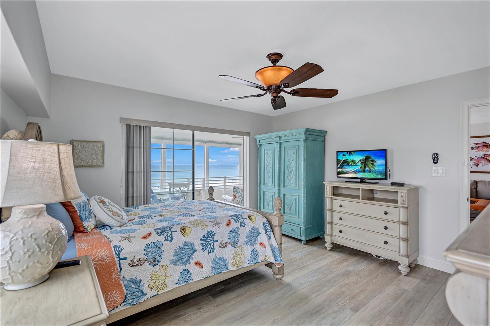 Image 33 of 80 For 6140 Midnight Pass Road 501