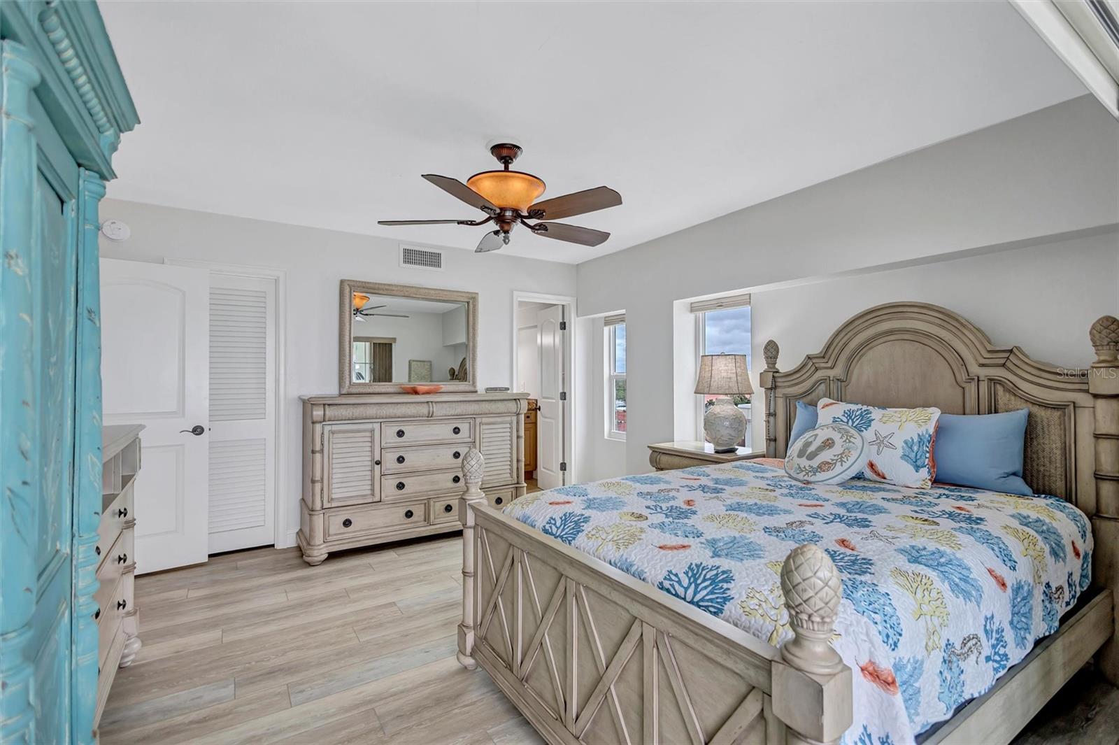 Image 36 of 80 For 6140 Midnight Pass Road 501